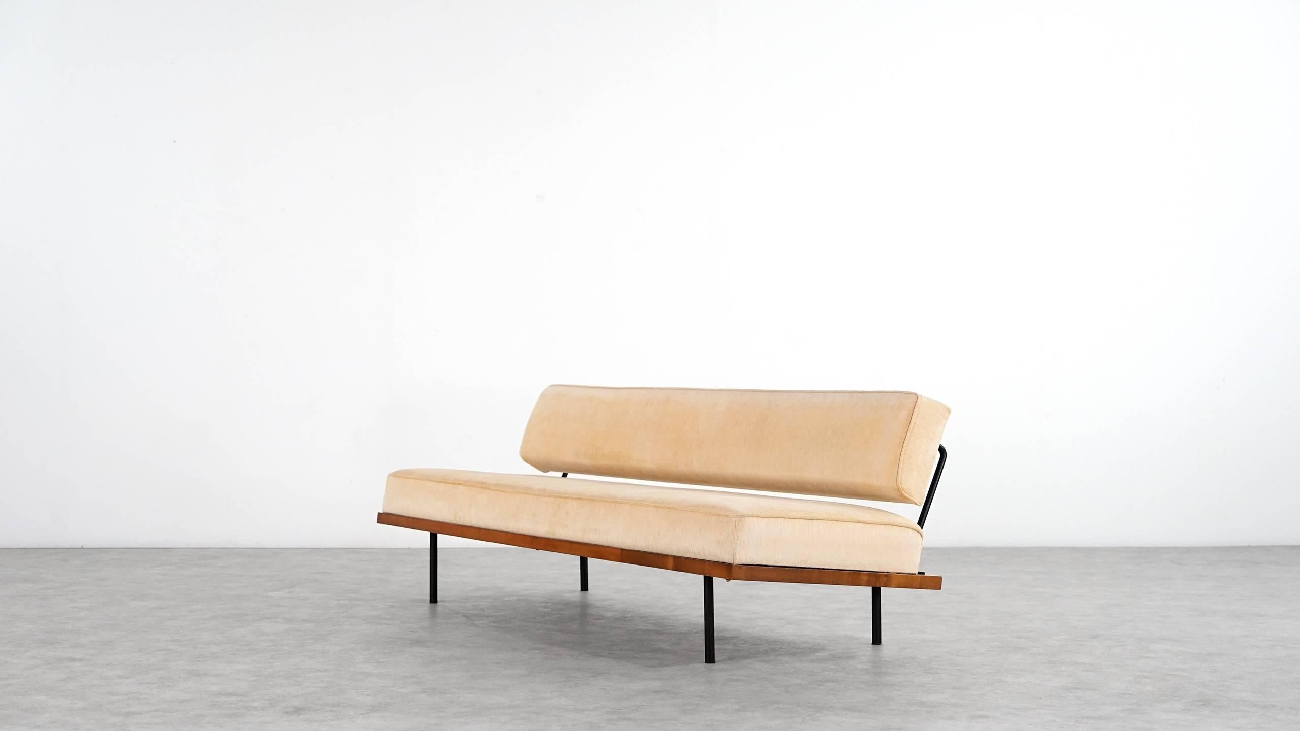 Extremely rare convertible Daybed, designed in 1958 
(This piece was manufactured in 1966, see label!)

Absolutely minimalistic design for Knoll International. Very nice vintage condition!

 