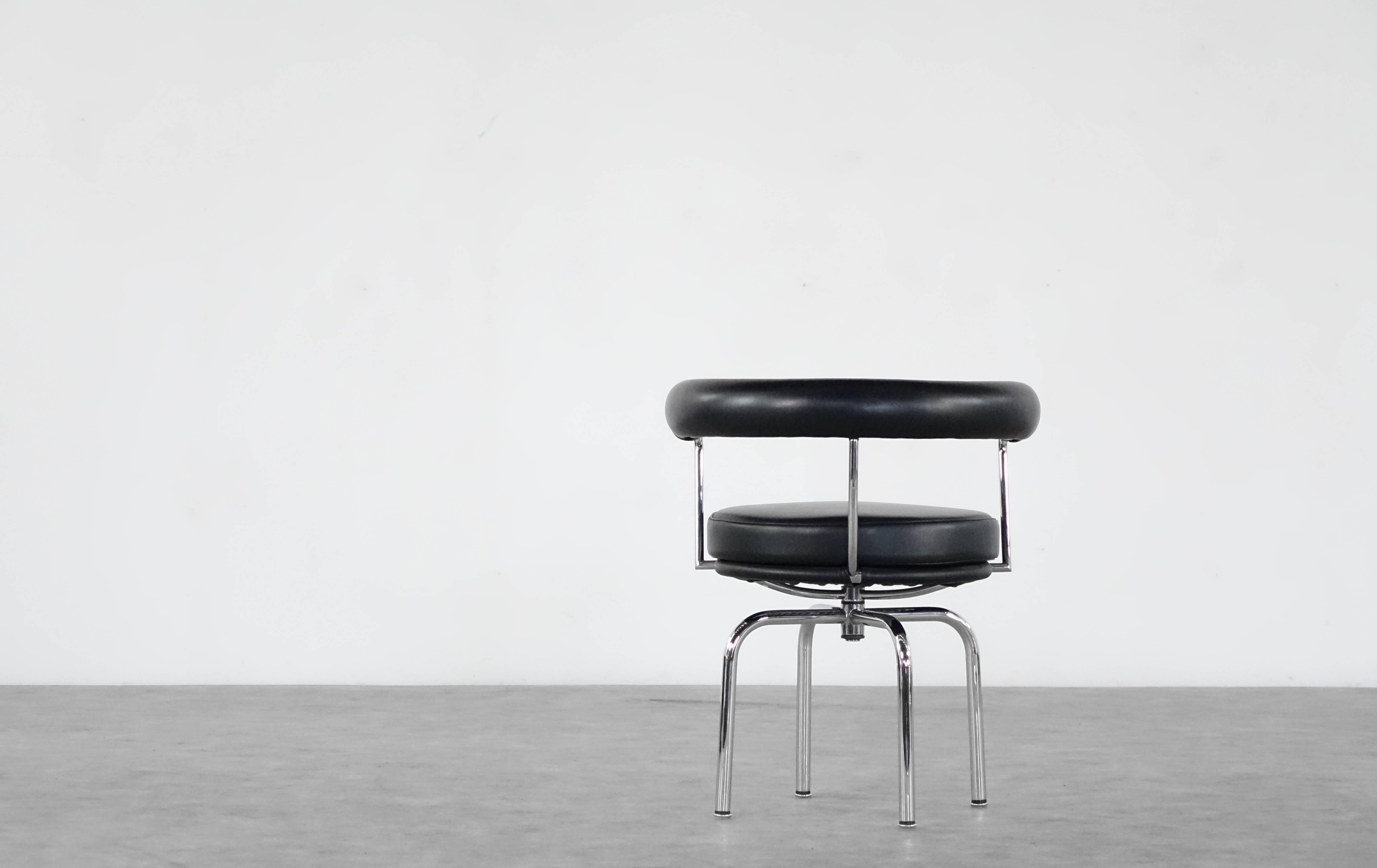Bauhaus Le Corbusier Charlotte Perriand P. Jeanneret LC4 Swivel Chair by Cassina Leather
