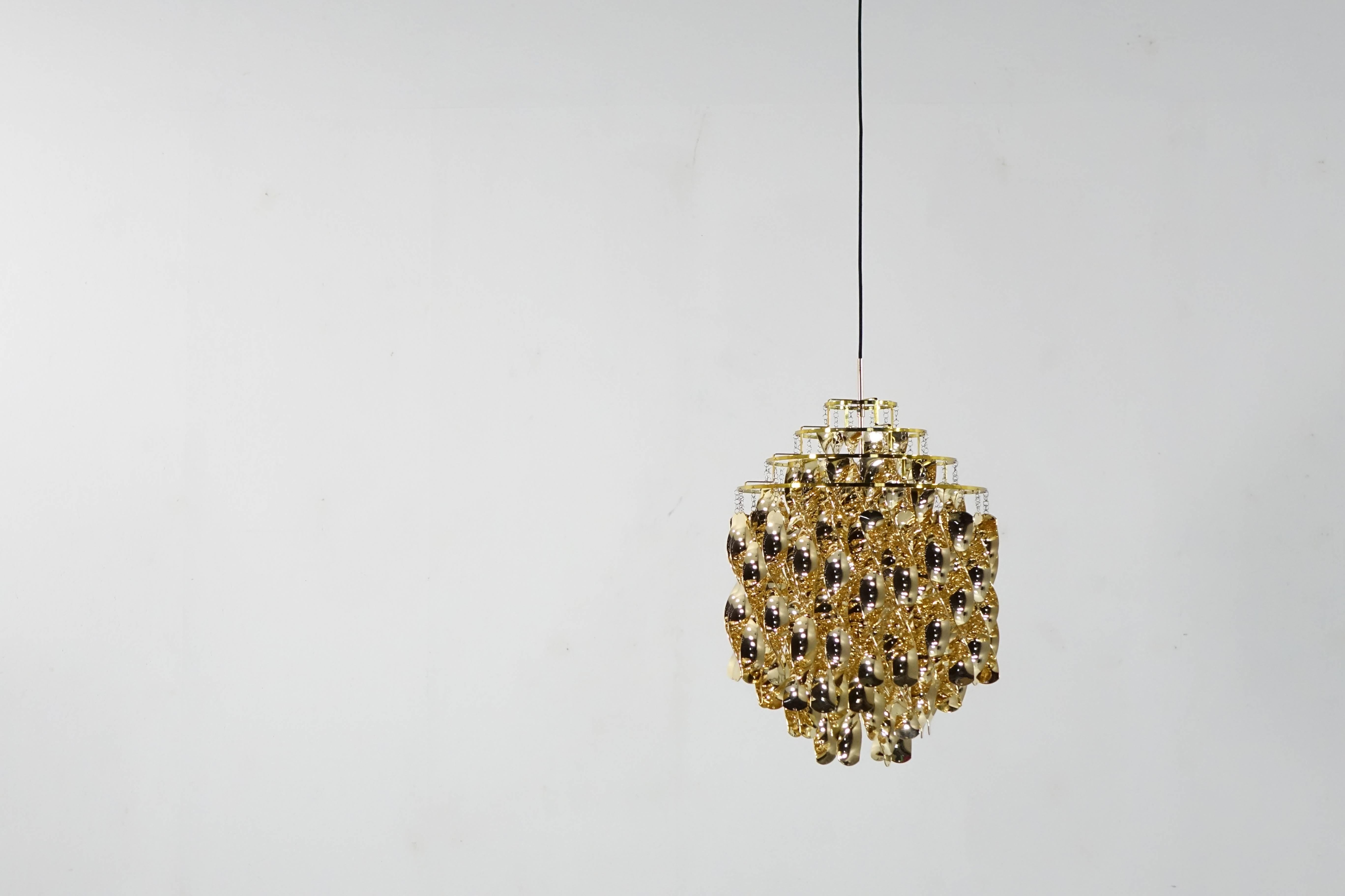 Luxury version of the Verner Panton Spiral series in gold.
Measures: 60 cm high and diameter of 45 cm.
Edition by Verpan, like new!
 