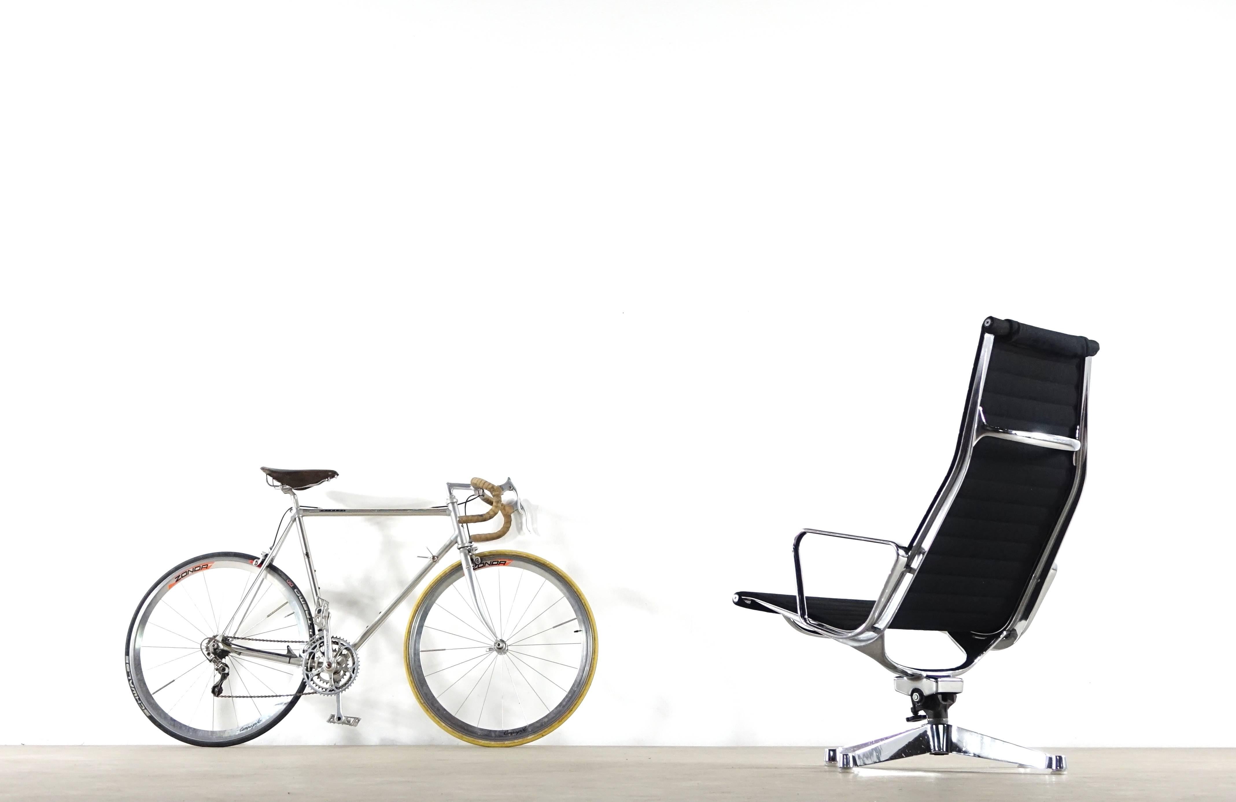 Mid-20th Century Aluminium Group Lounge Chair EA 124 Herman Miller Charles & Ray Eames, 1958