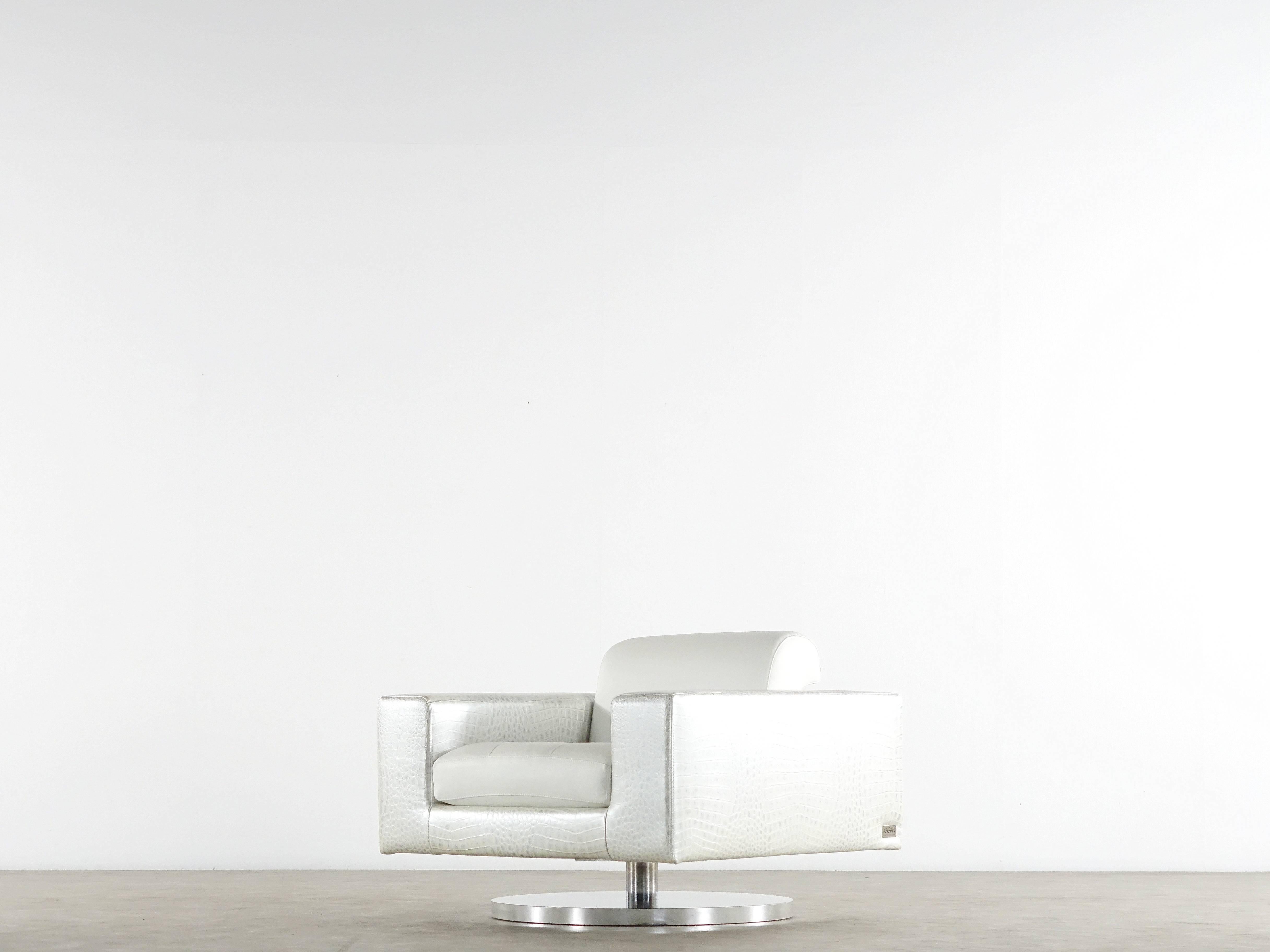 Extremely comfortable and minimalistic lounge chair by Vladimir Kagan and Fendi cooperation, New York collection for Directional.

The leather sides are made of kroko, marked white and silver,
the seating face and armrest are smooth, perfect