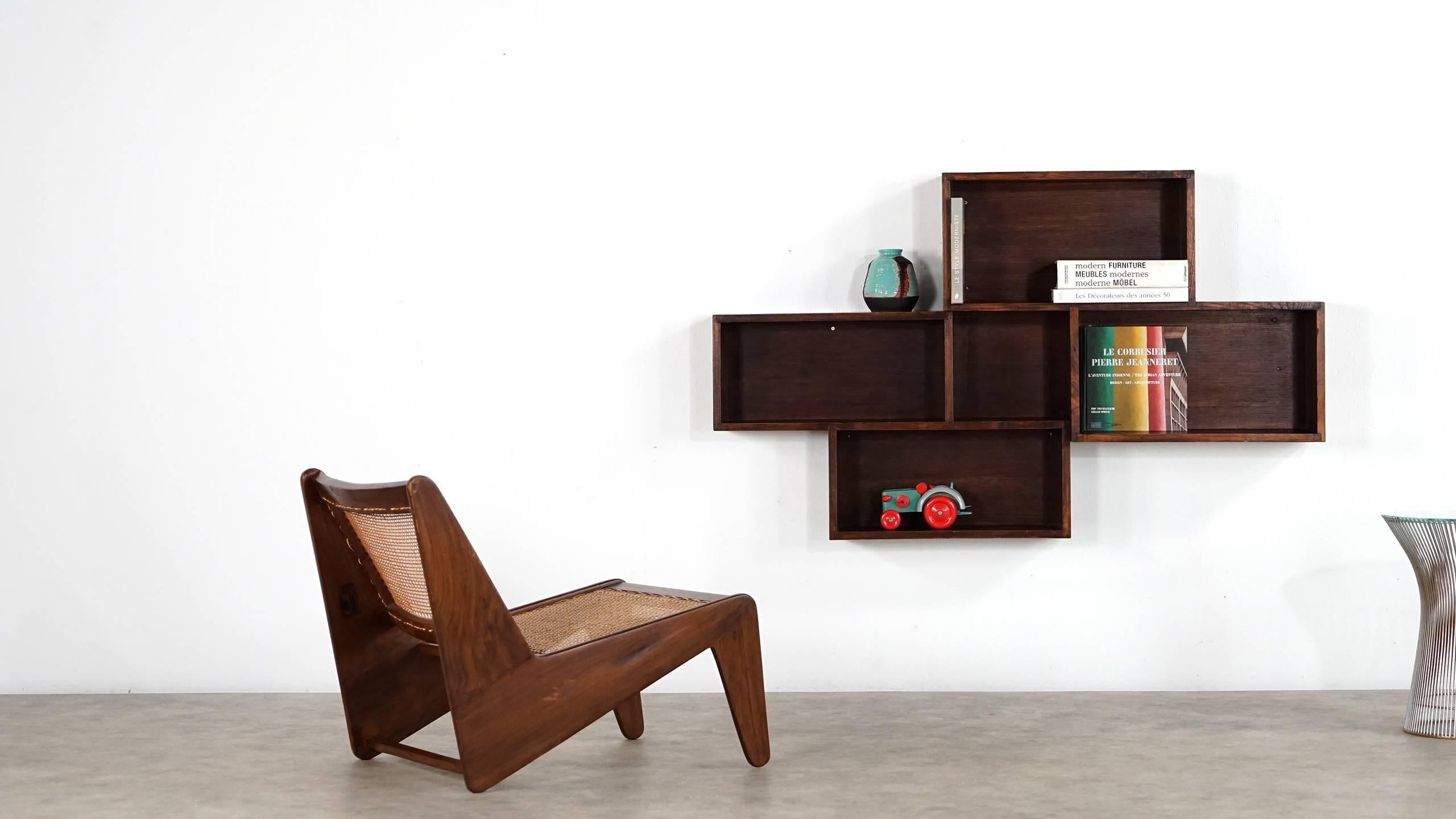 Pierre Jeanneret (1896-1967).
rare Kangourou easy chair, designed in 1955, rosewood frame, cane seat and back (cane redone),
Chandigarh, India from a private collection in Paris.

Rare chauffeuse Kangourou, circa 1955, structure profile´e en