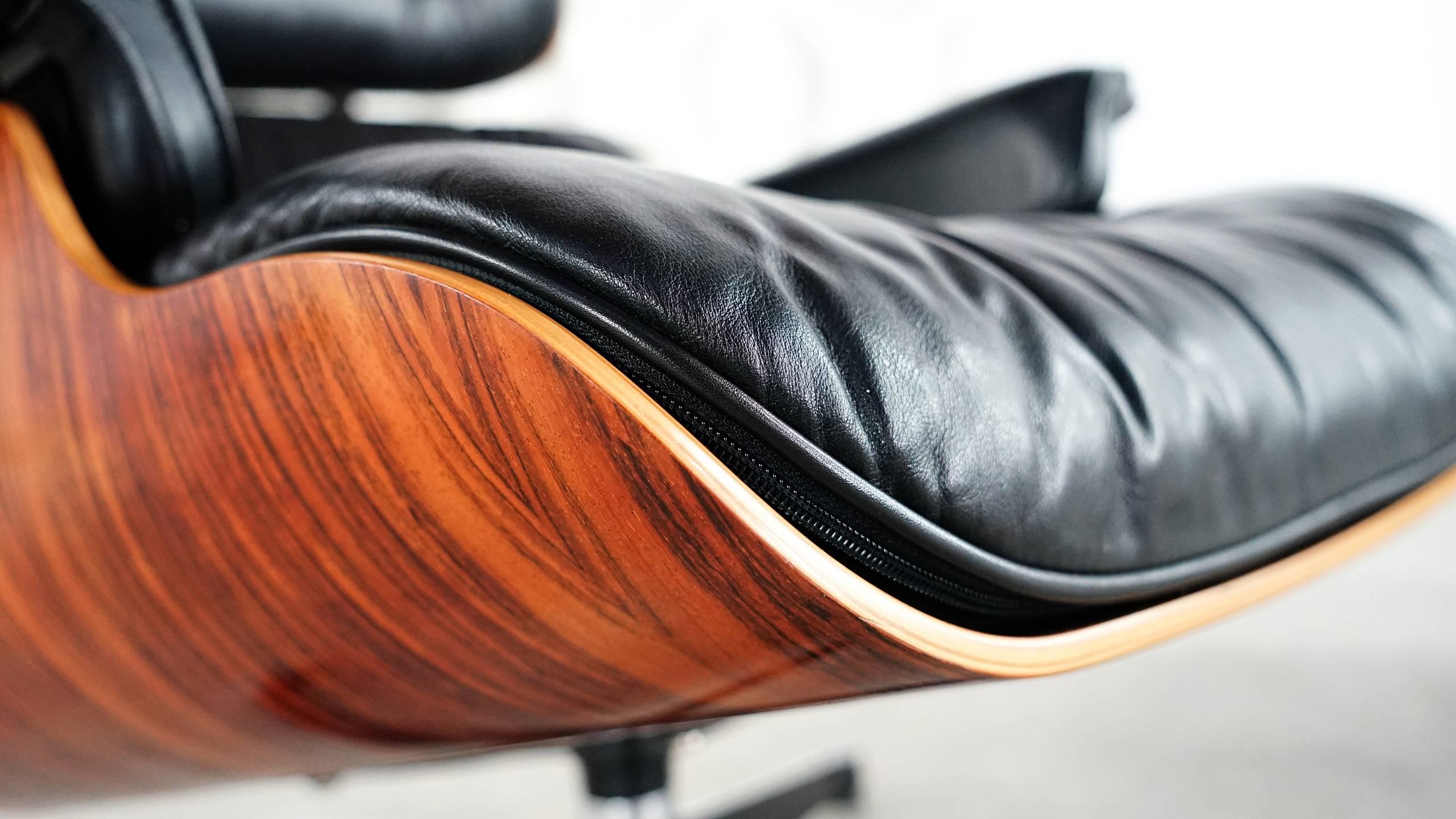 Vitra Charles Eames Lounge Chair and Ottoman in Rosewood by Vitra In Excellent Condition In Munster, NRW