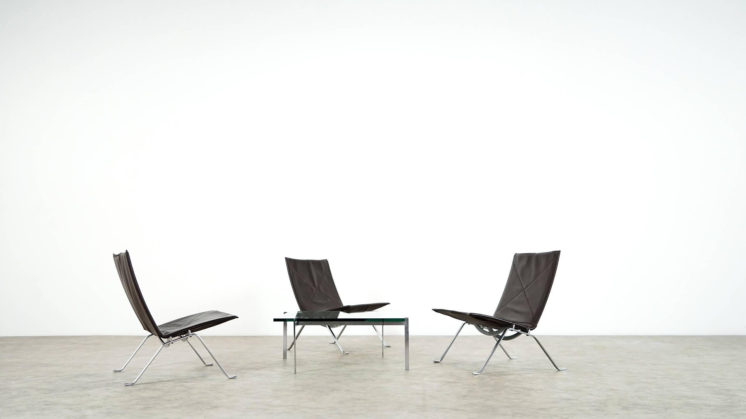 The discrete and elegant lounge chair PK22 epitomizes the work of Poul Kjærholm and his search for the ideal type-form and industrial dimension, which was always present in his work. 

This offer is for two near-to-perfect PK22 lounge chairs,