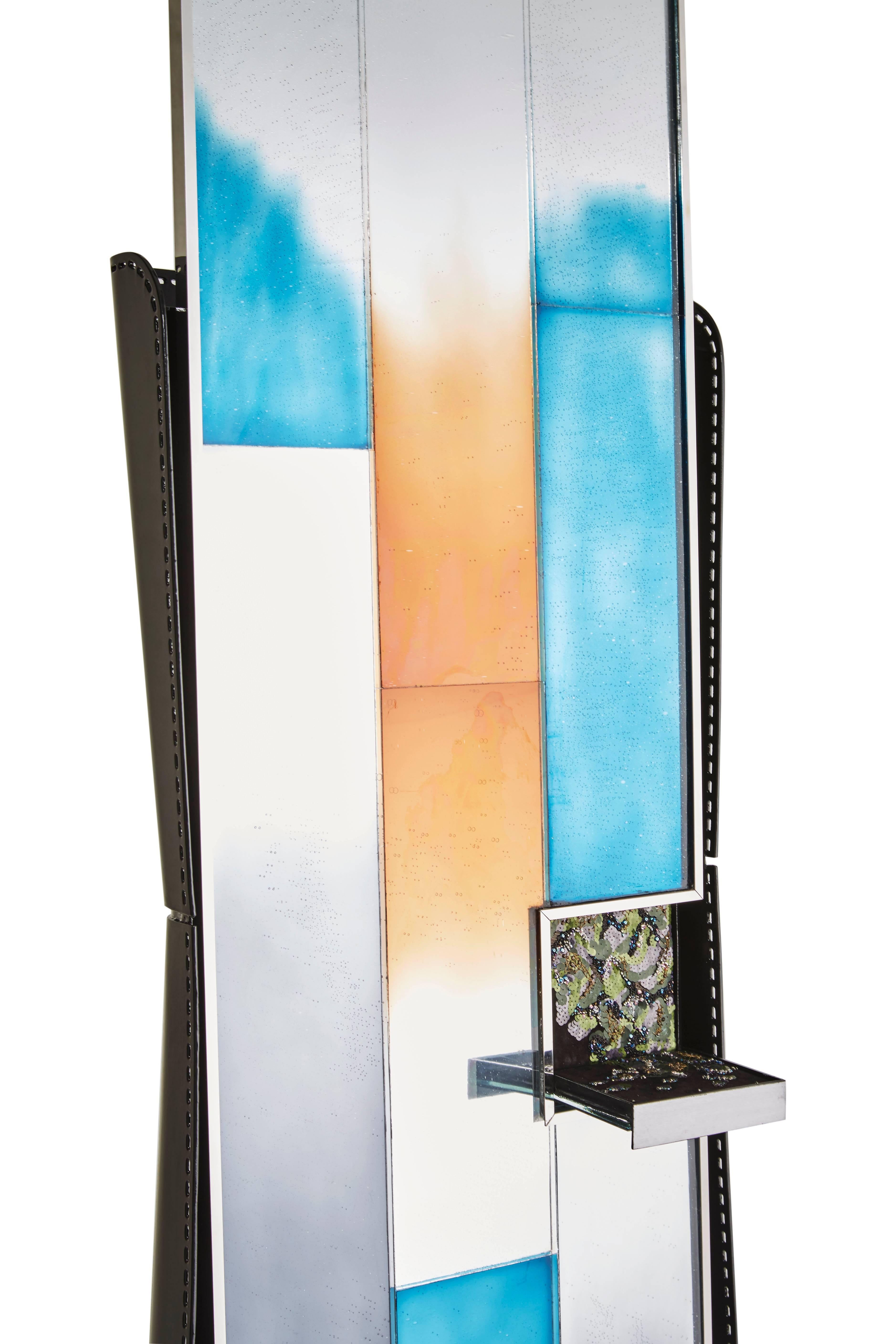 “Looking Glass, ” Undressing Mirror by Elliott Barnes, Created for AD Collections In Good Condition For Sale In Paris, FR