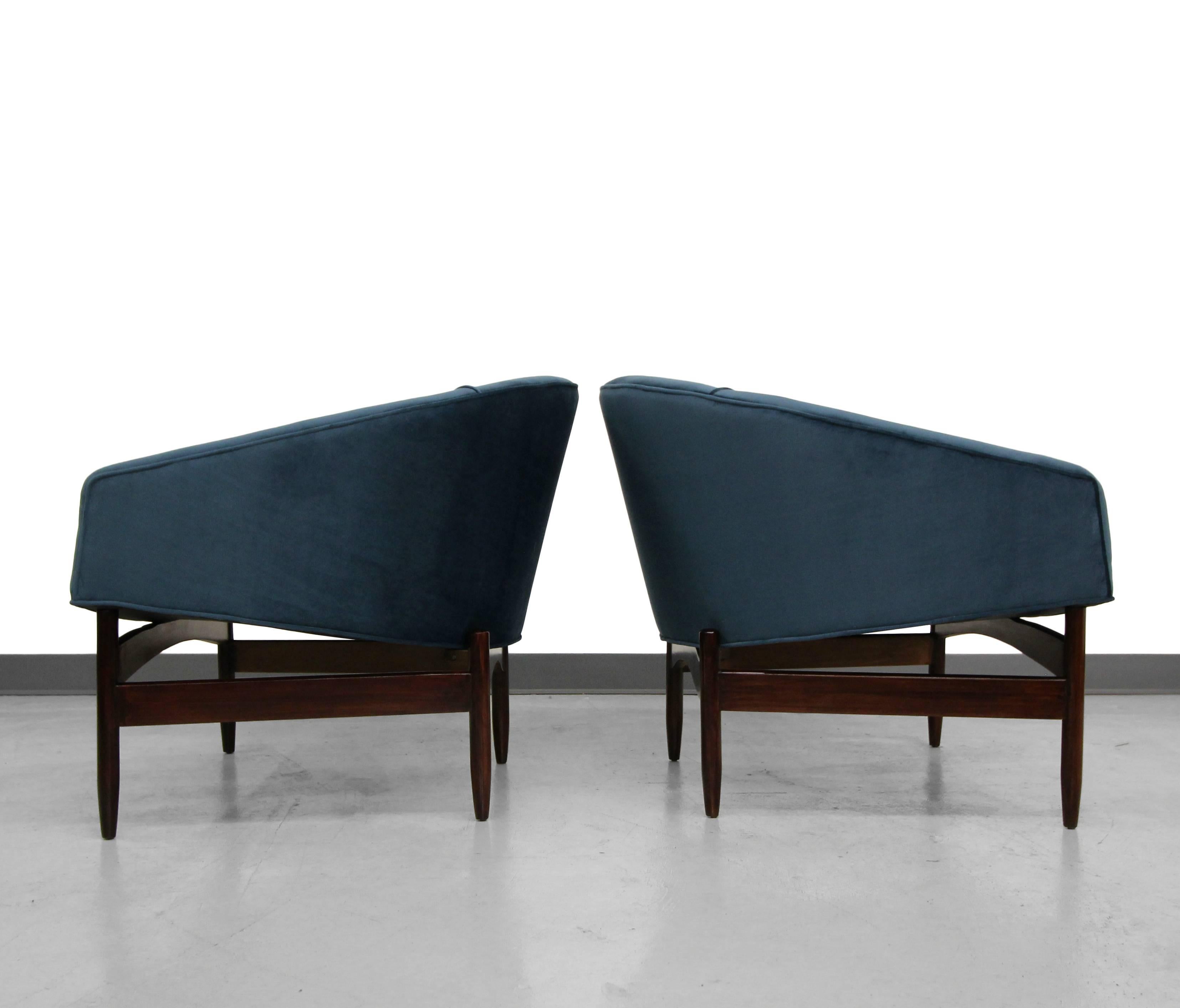 Mid-Century Modern Pair of Mid-Century Lounge Barrel Chairs by Lawrence Peabody