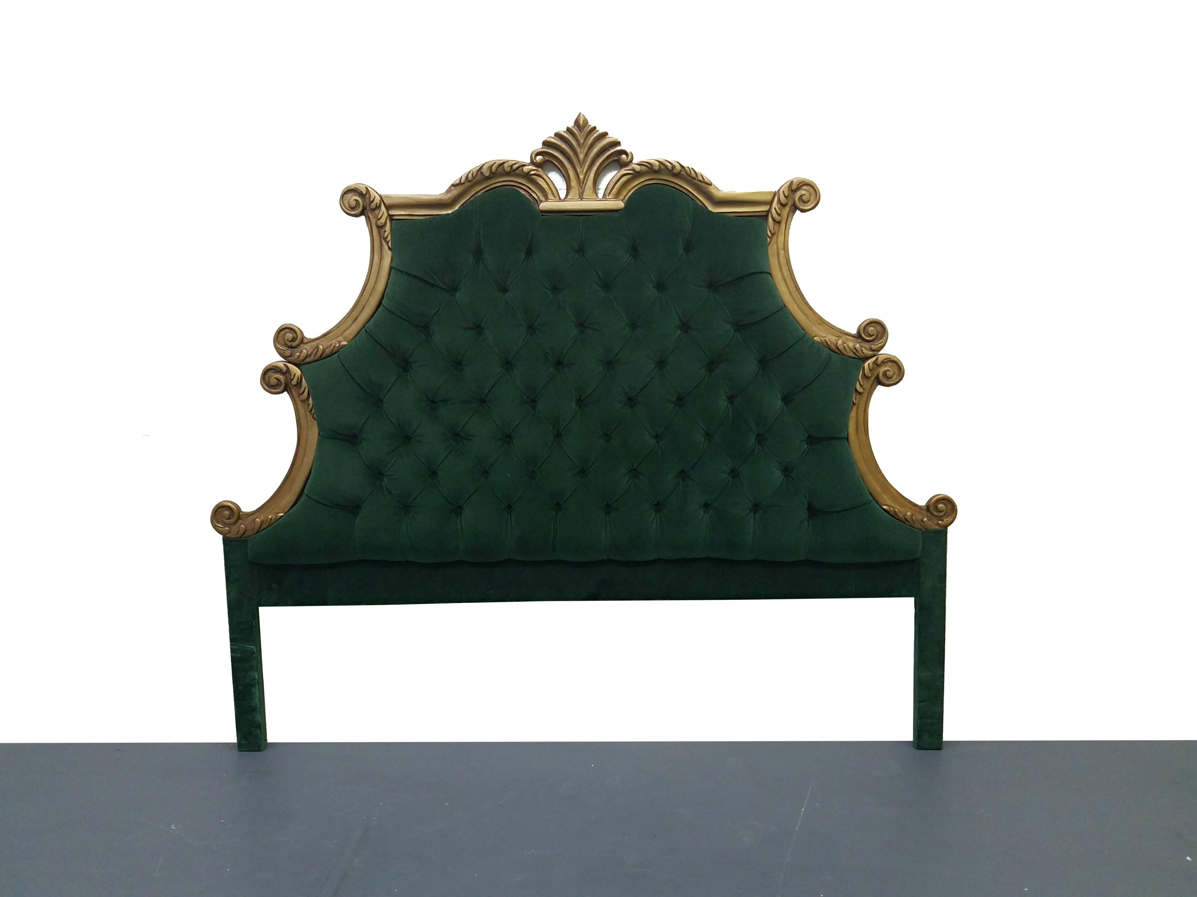 Beautiful Hollywood Regency style king-size headboard. Tufted, emerald green velvet. Beautiful color, superb condition.

Perfect for your boudoir, daughters room, or even as a photography prop.