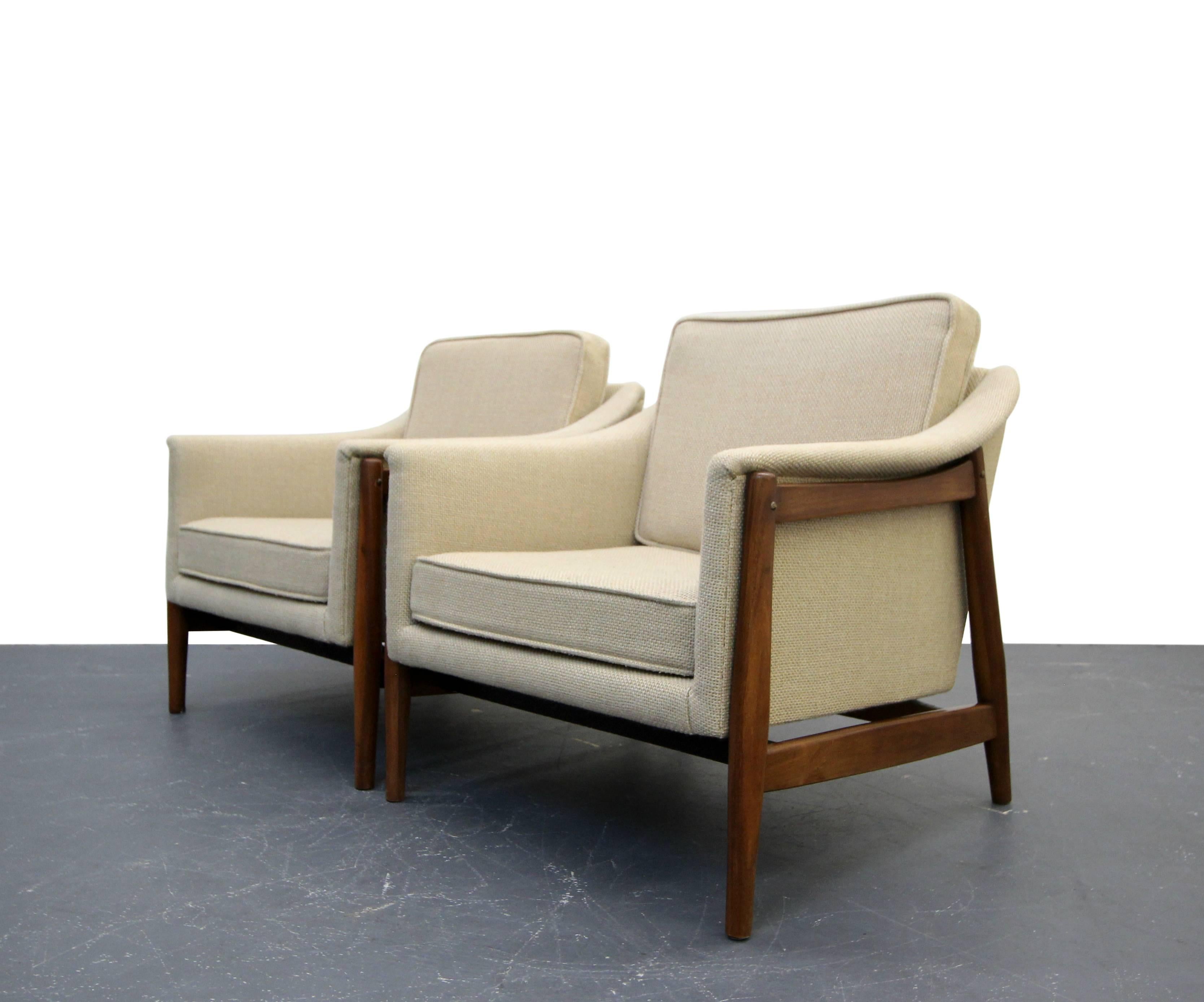 Pair of Danish Mid-Century Modern Teak Lounge Chairs In Excellent Condition In Las Vegas, NV