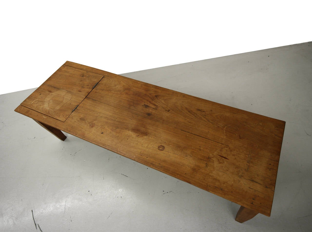 Primitive Antique Industrial Farmhouse Style Coffee Table In Distressed Condition In Las Vegas, NV