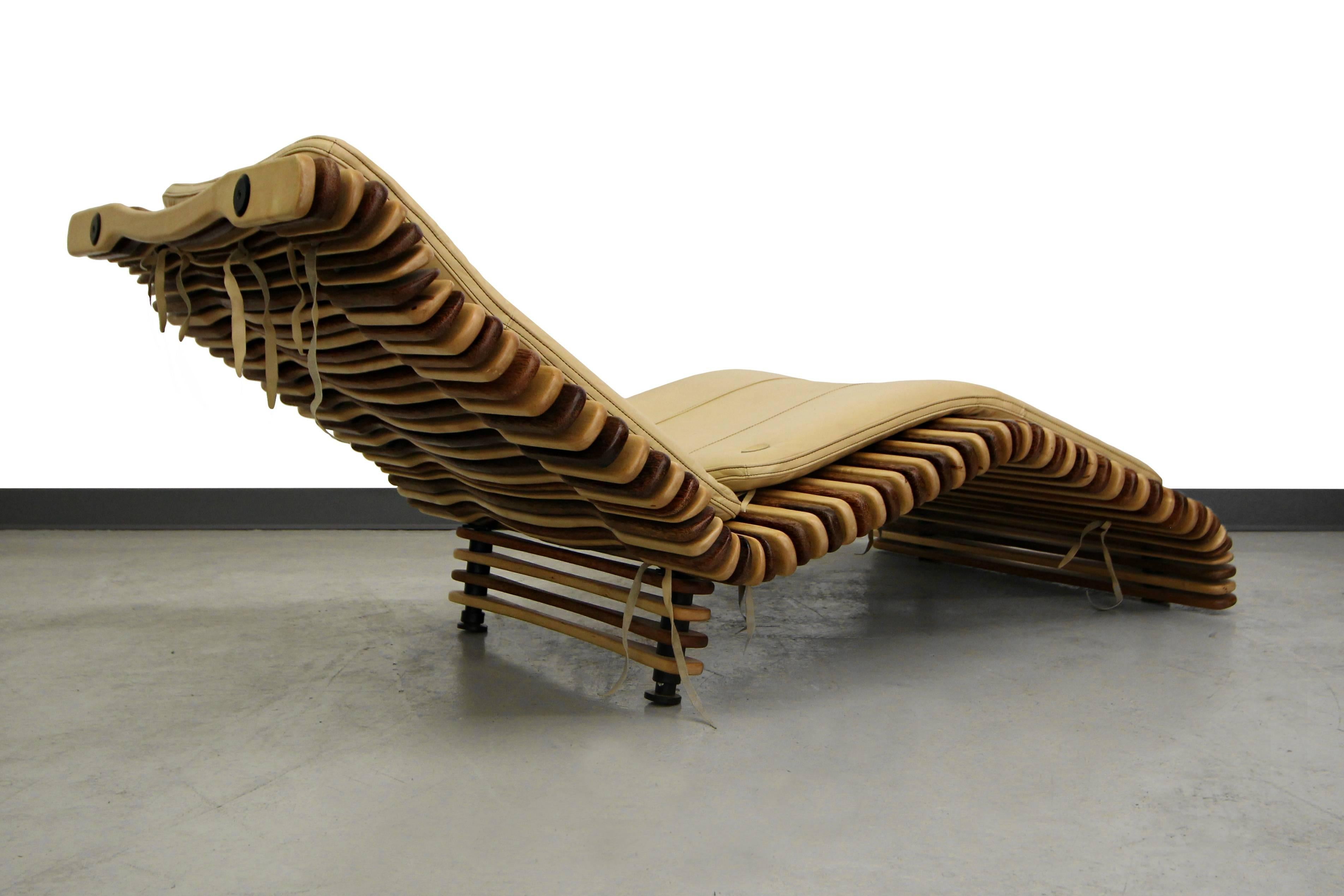 Pacific Green Palmenholz und Leder Chaise Lounge Chair im Zustand „Hervorragend“ in Las Vegas, NV