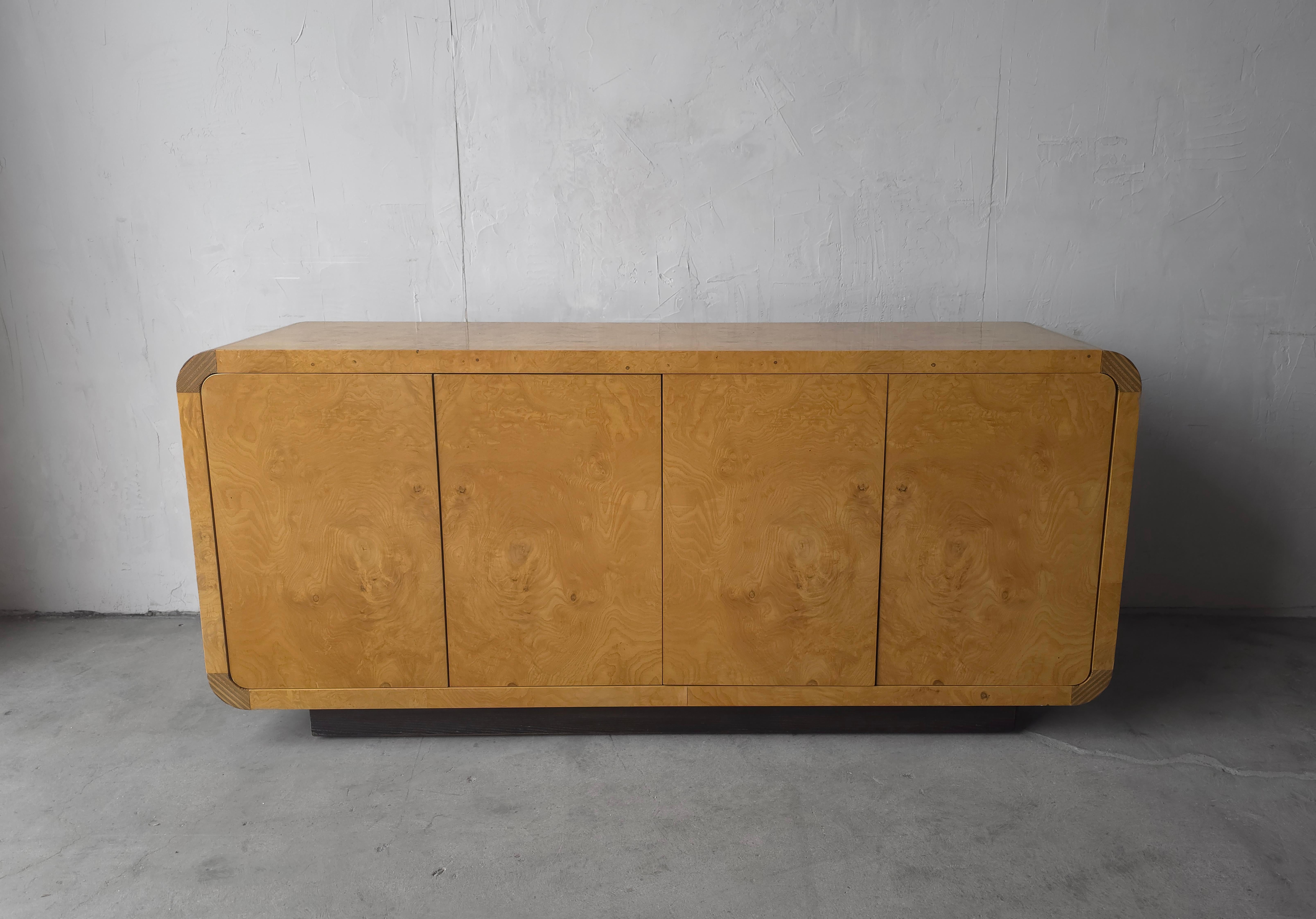 Questa è un'eccezionale credenza in Wood Wood e Ebano Macassar della collezione Scene Two di Henredon.  Questa credenza è caratterizzata da una bellissima impiallacciatura abbinata ai libri con una splendida venatura.  

La credenza è in ottime
