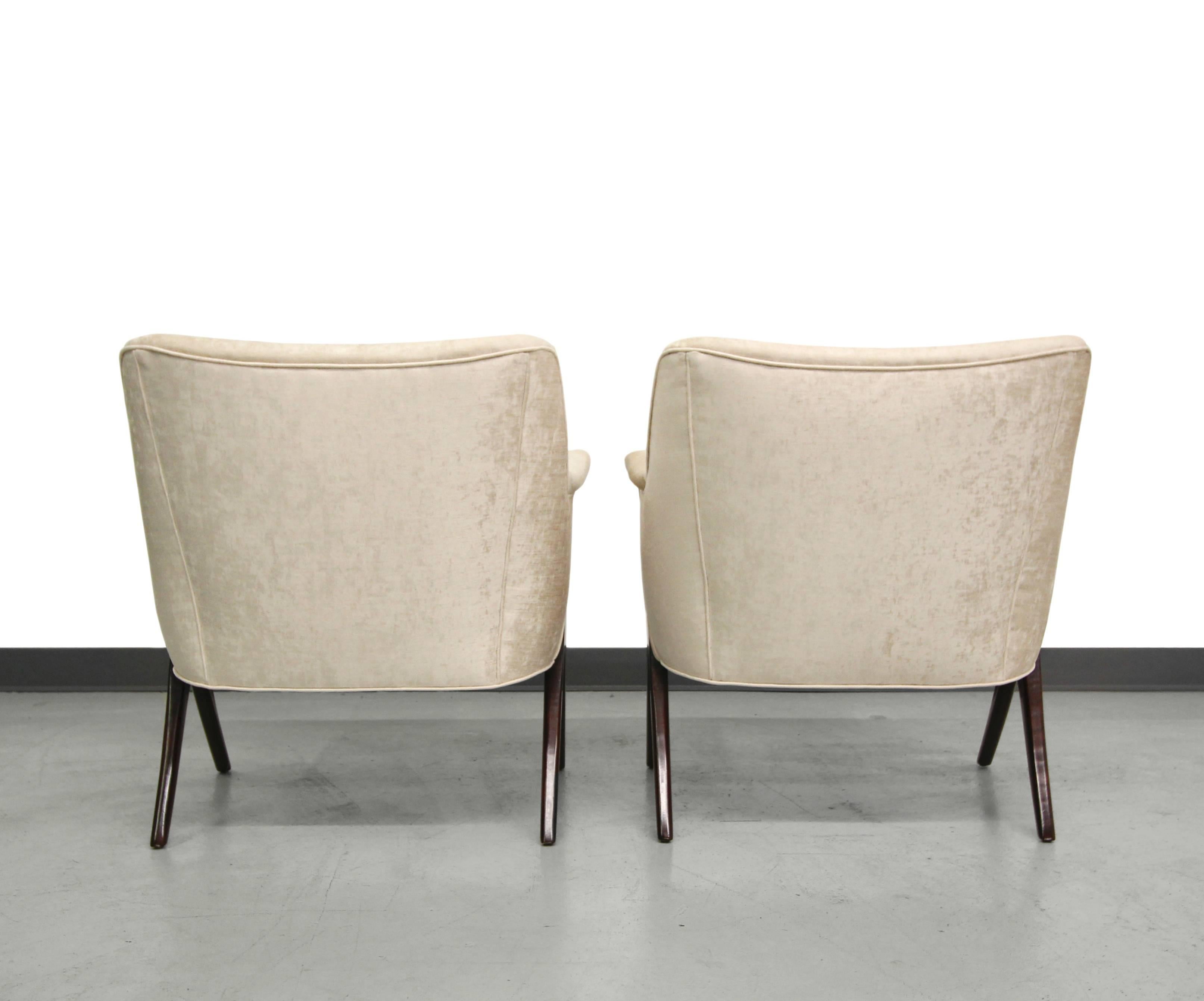 Exquisite Pair of Mid-Century Scissor Lounge Chairs in the Style of Karpen In Excellent Condition In Las Vegas, NV