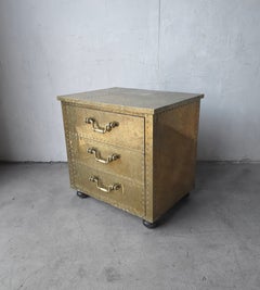 Comodino a tre cassetti rivestito in ottone degli anni ’70 di Sarreid