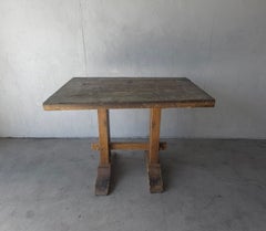 Scrivania e tavolo da pranzo d’epoca in stile wabi-sabi