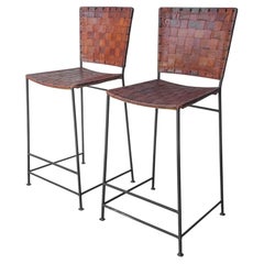 Coppia di sgabelli da bar degli anni ’50 in pelle intrecciata e ferro, ispirati a Swift e Monell