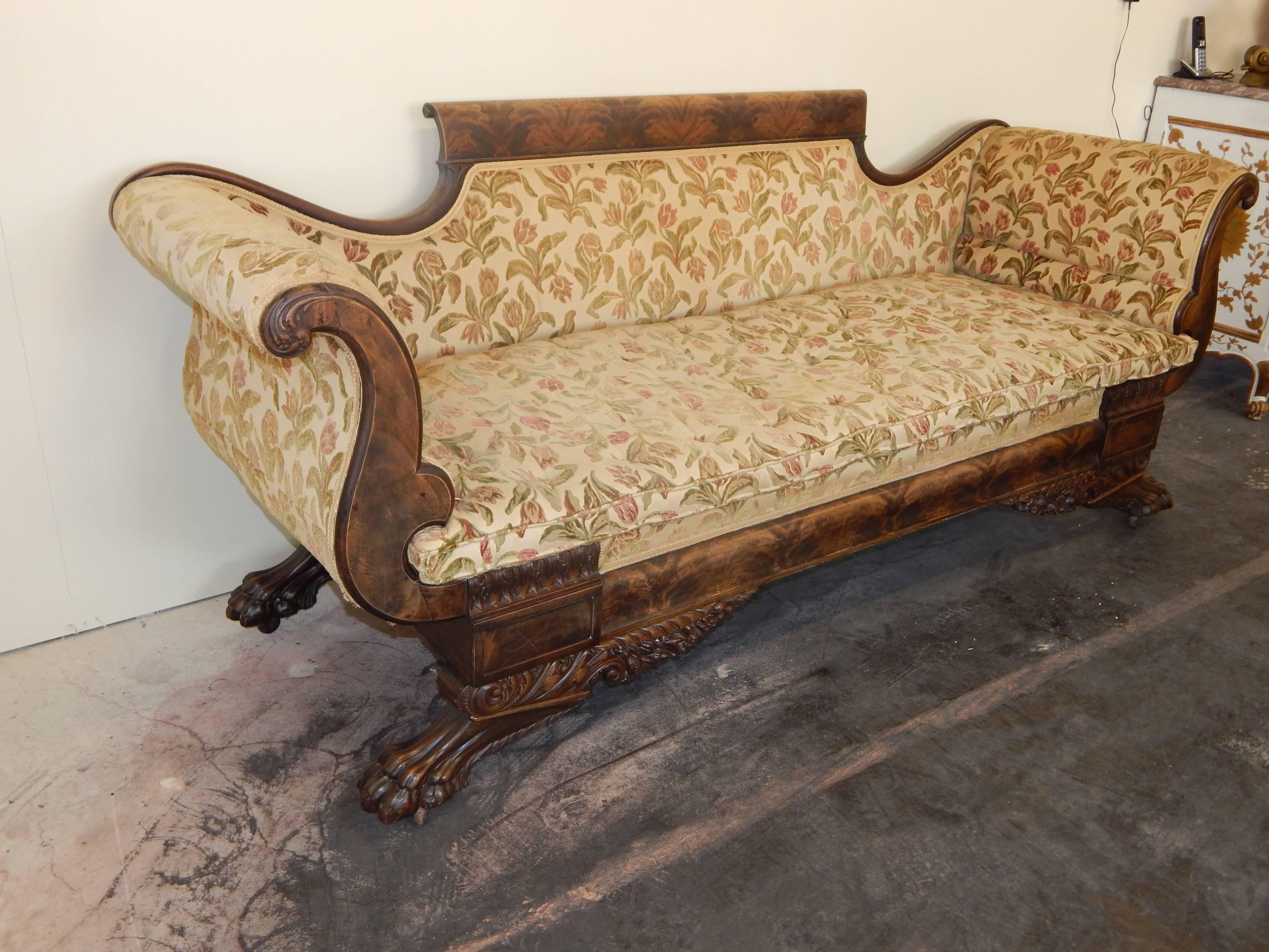  American Empire Carved Mahogany Settee In Good Condition For Sale In Bridgeport, CT