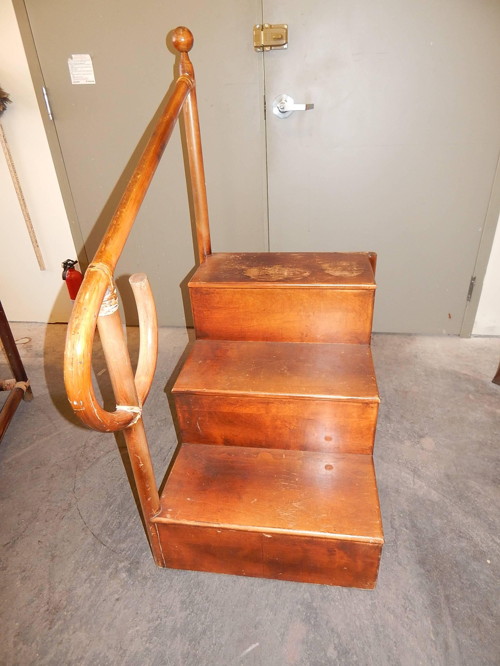 Pair of Faux Bamboo Style Bentwood Library Steps In Good Condition For Sale In Bridgeport, CT