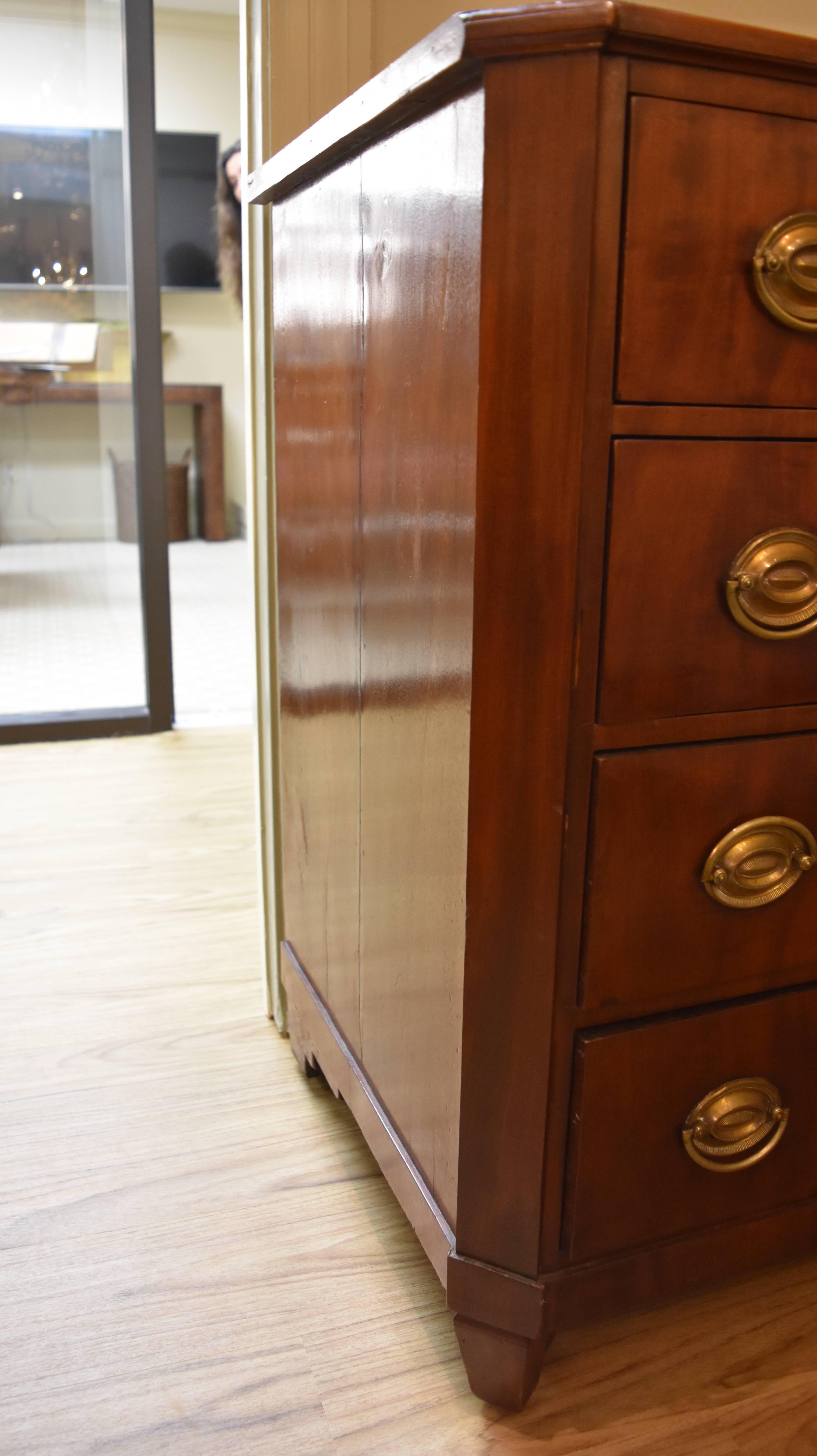 Early 19th Century Small Mahogany Chest In Excellent Condition In Nashville, TN