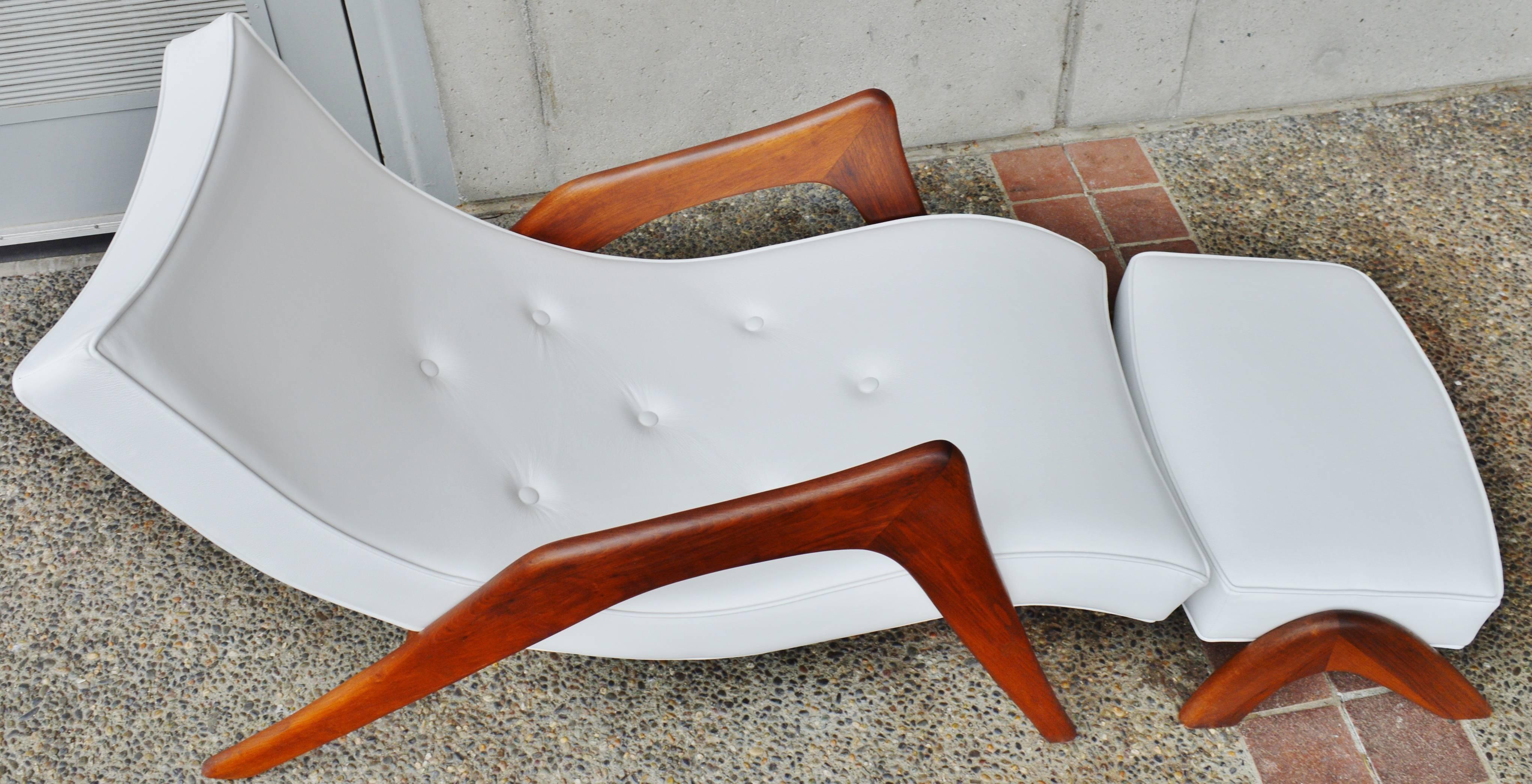 Rare Grasshopper Chaise and Ottoman, White Leather by Adrian Pearsall In Excellent Condition In New Westminster, British Columbia