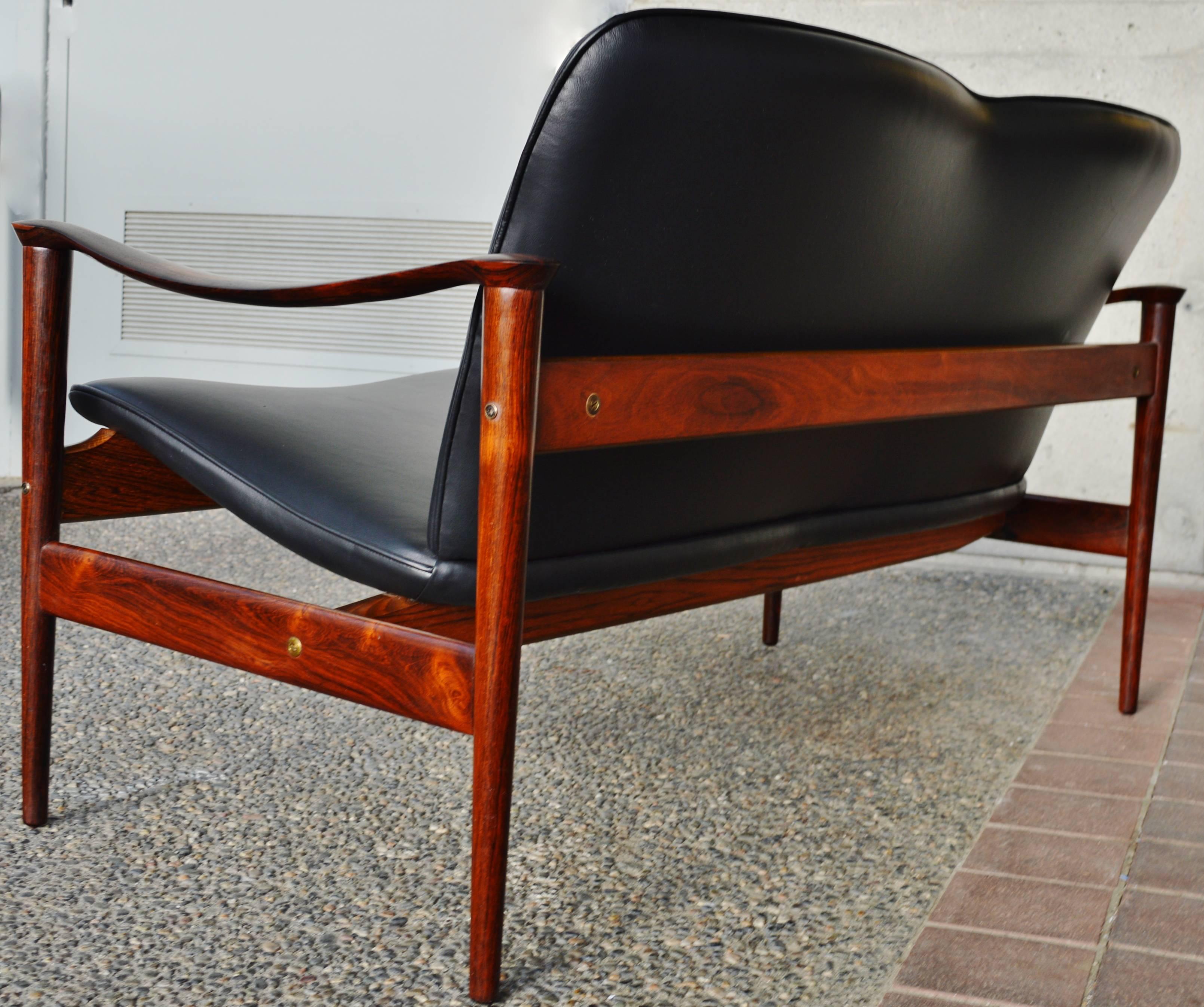 Impeccable Fredrik Kayser Rosewood Loveseat / Sofa New Black Leather In Excellent Condition In New Westminster, British Columbia