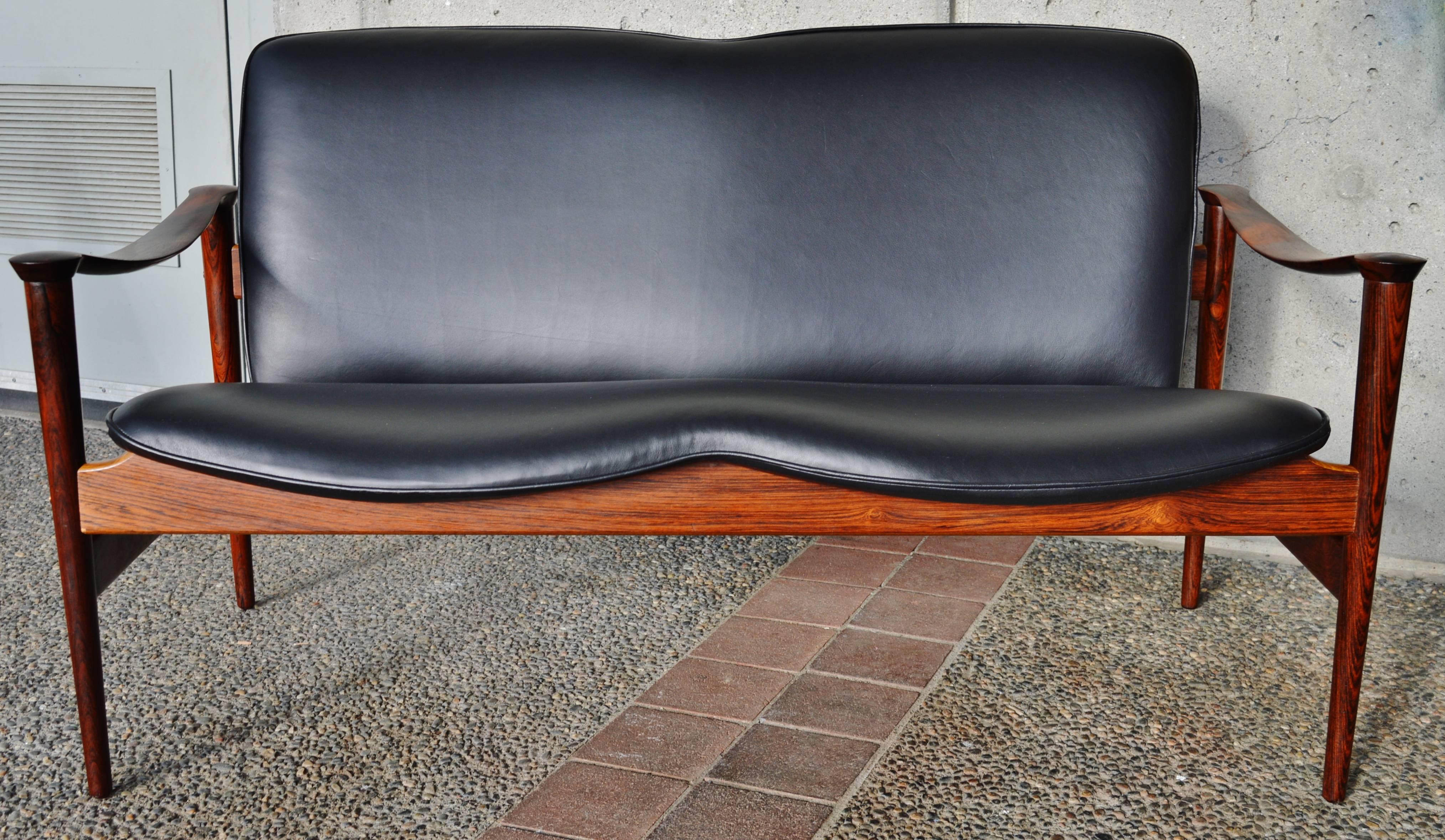 Impeccable Fredrik Kayser Rosewood Loveseat / Sofa New Black Leather 1