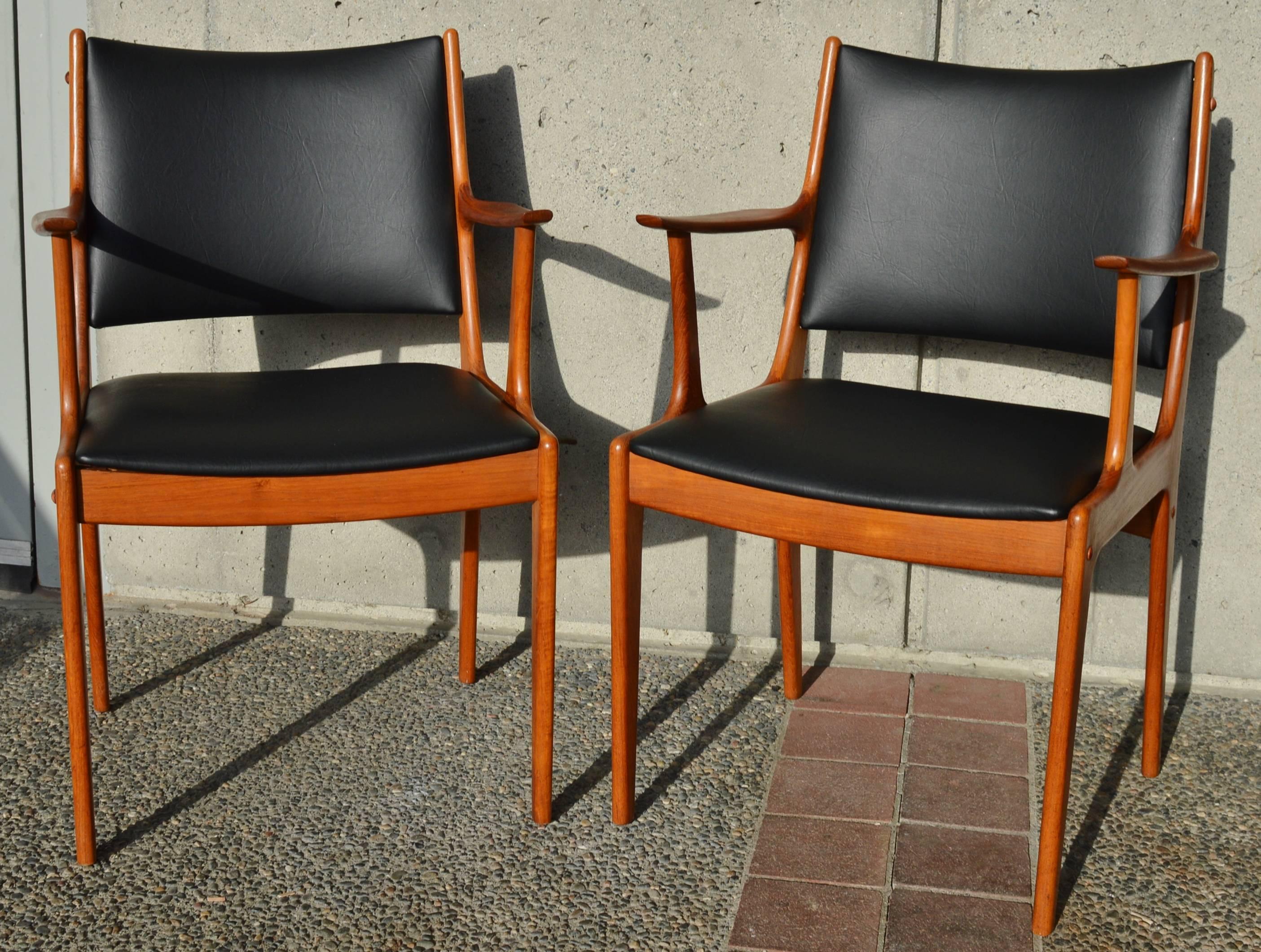 Pair of Johannes Andersen Teak Side / Carver Armchairs, Restored In Excellent Condition In New Westminster, British Columbia
