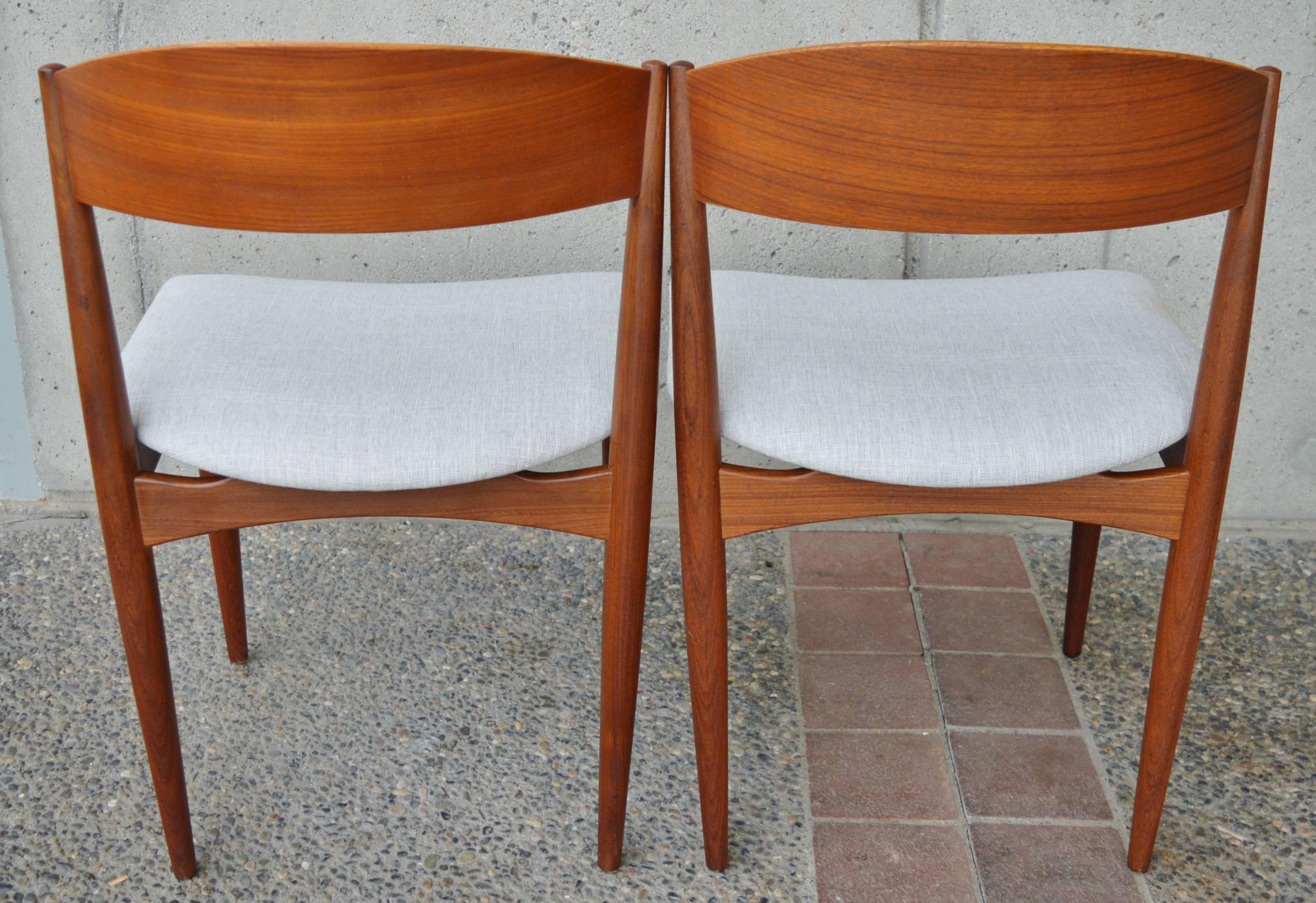 Set Eight Curved Back Danish Modern Restored Teak Dining Chairs Silver Tweed In Excellent Condition In New Westminster, British Columbia