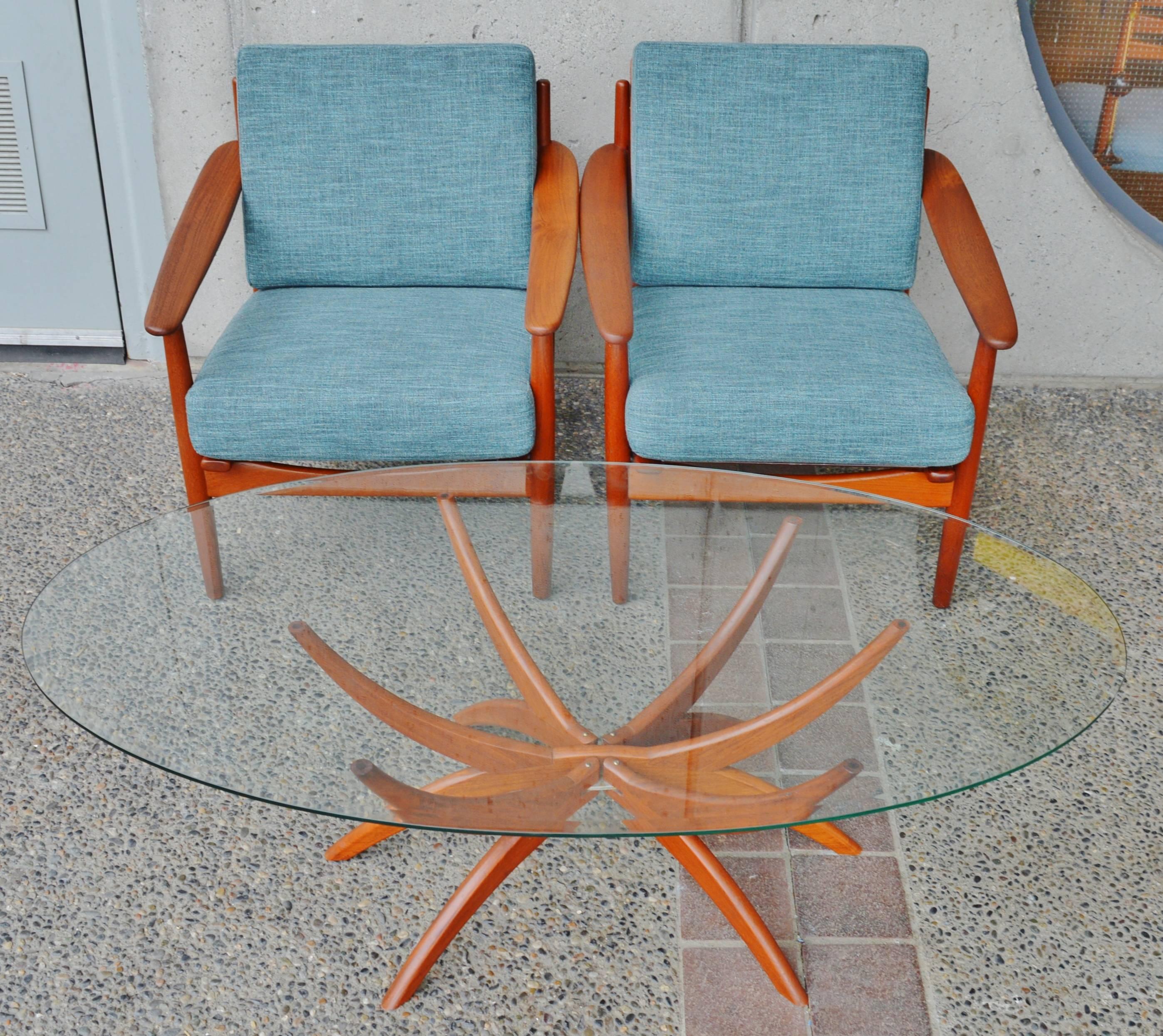 Teak Spider Leg Coffee Table Oval Beveled Clear Glass Top In Excellent Condition In New Westminster, British Columbia