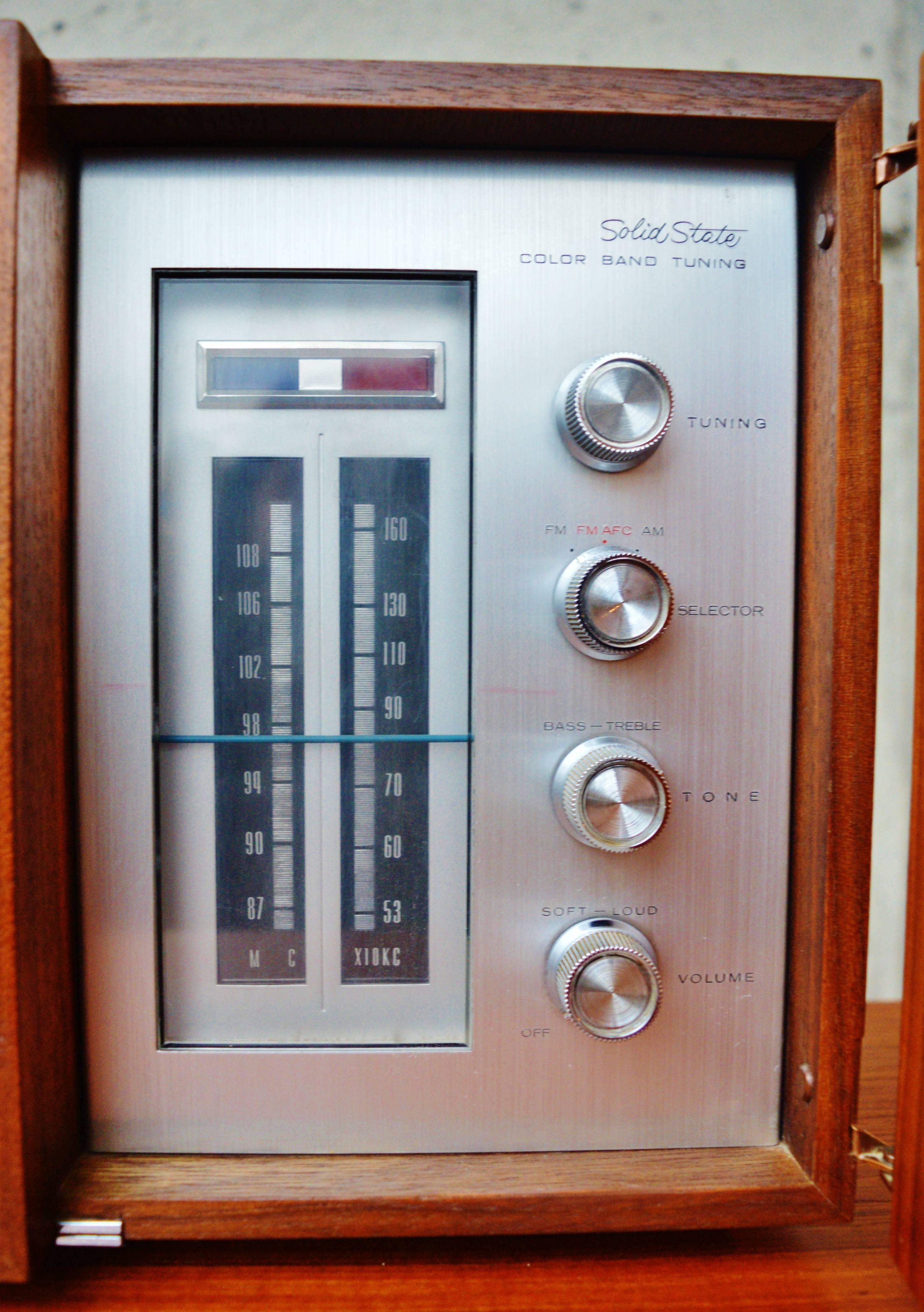 Mid-20th Century Cool Mid-Century Panasonic RE-7487 AM/FM Radio-Teak Cabinet-Tweed Speaker Cover