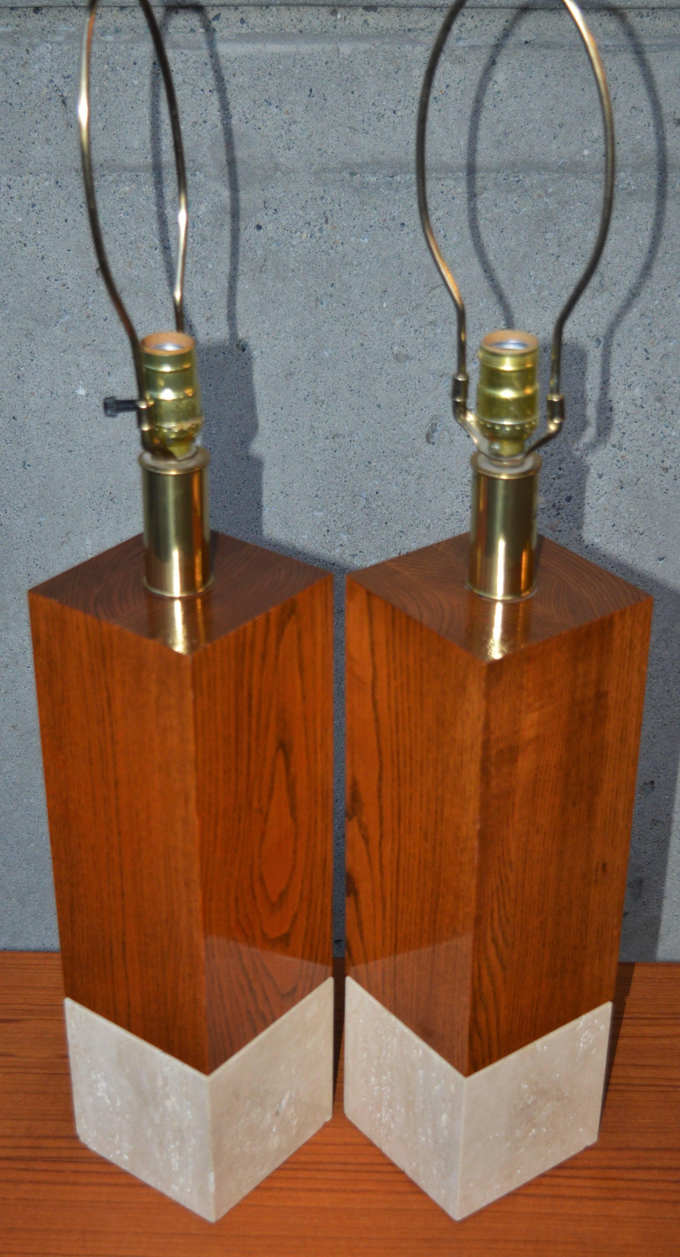 Striking Pair of Marble and Wood Italian Cubic Table Lamps For Sale 4