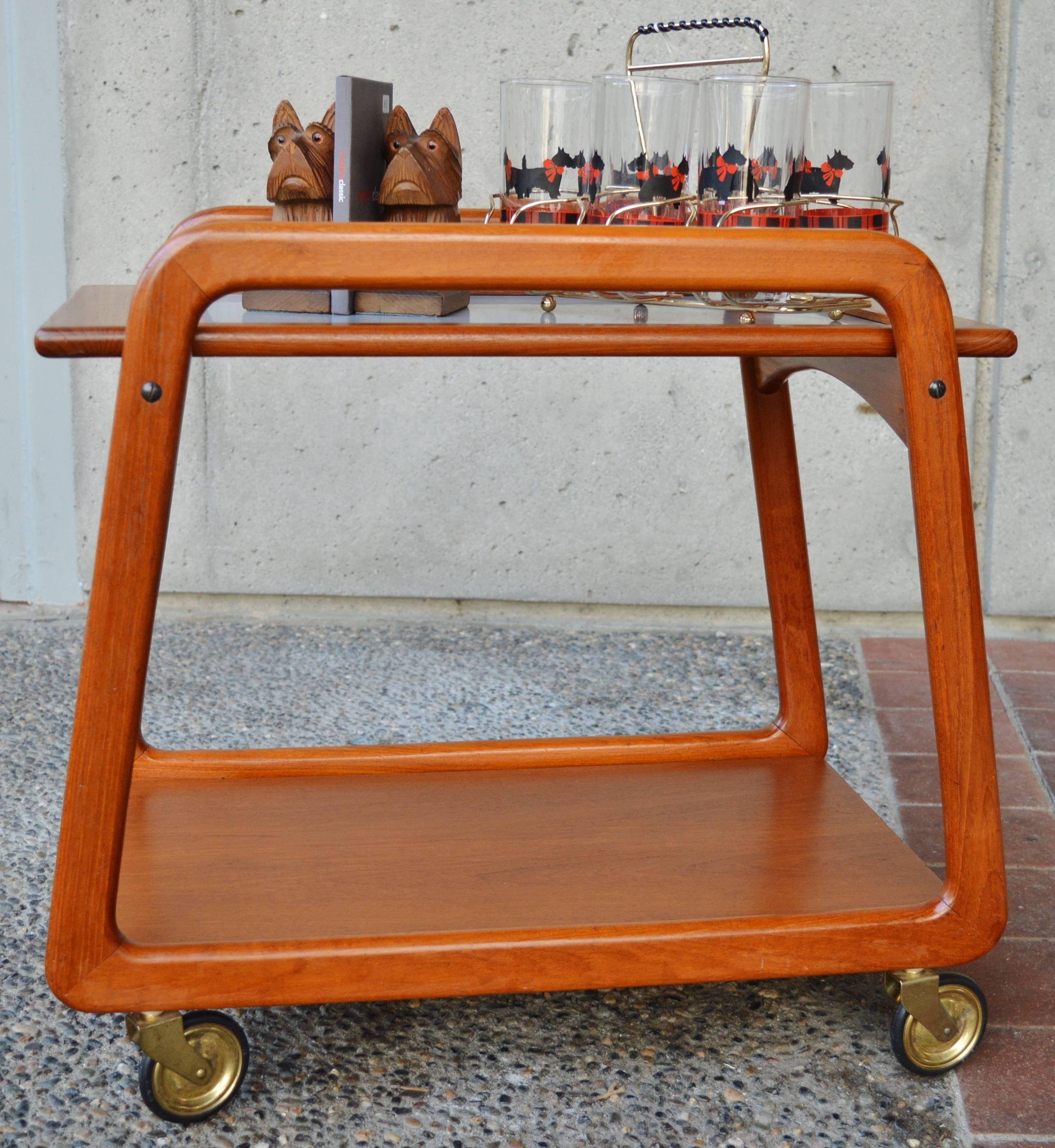 Teak Reversible Tray Top Bar Cart or Tea Trolley by Sika Mobler In Excellent Condition In New Westminster, British Columbia
