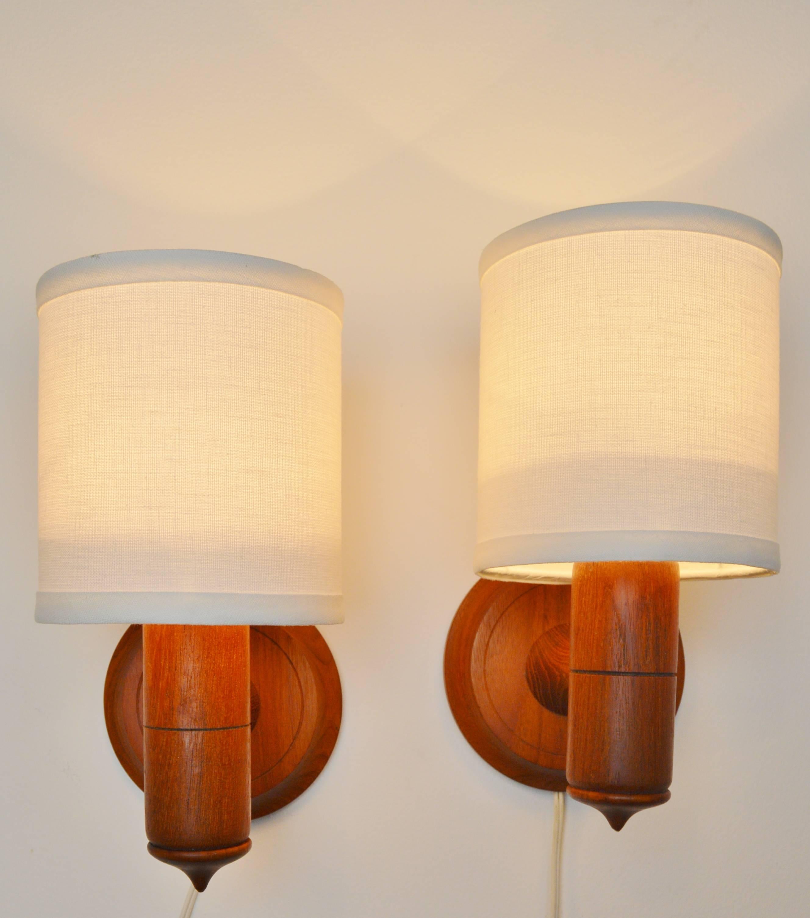 This fabulous pair of Danish Modern teak sculptural wall mount sconces are super practical! Attach them to the wall with one screw and plug them in. Ideal as bedside lamps, but you can place them anywhere! Note the subtle sculptural elements