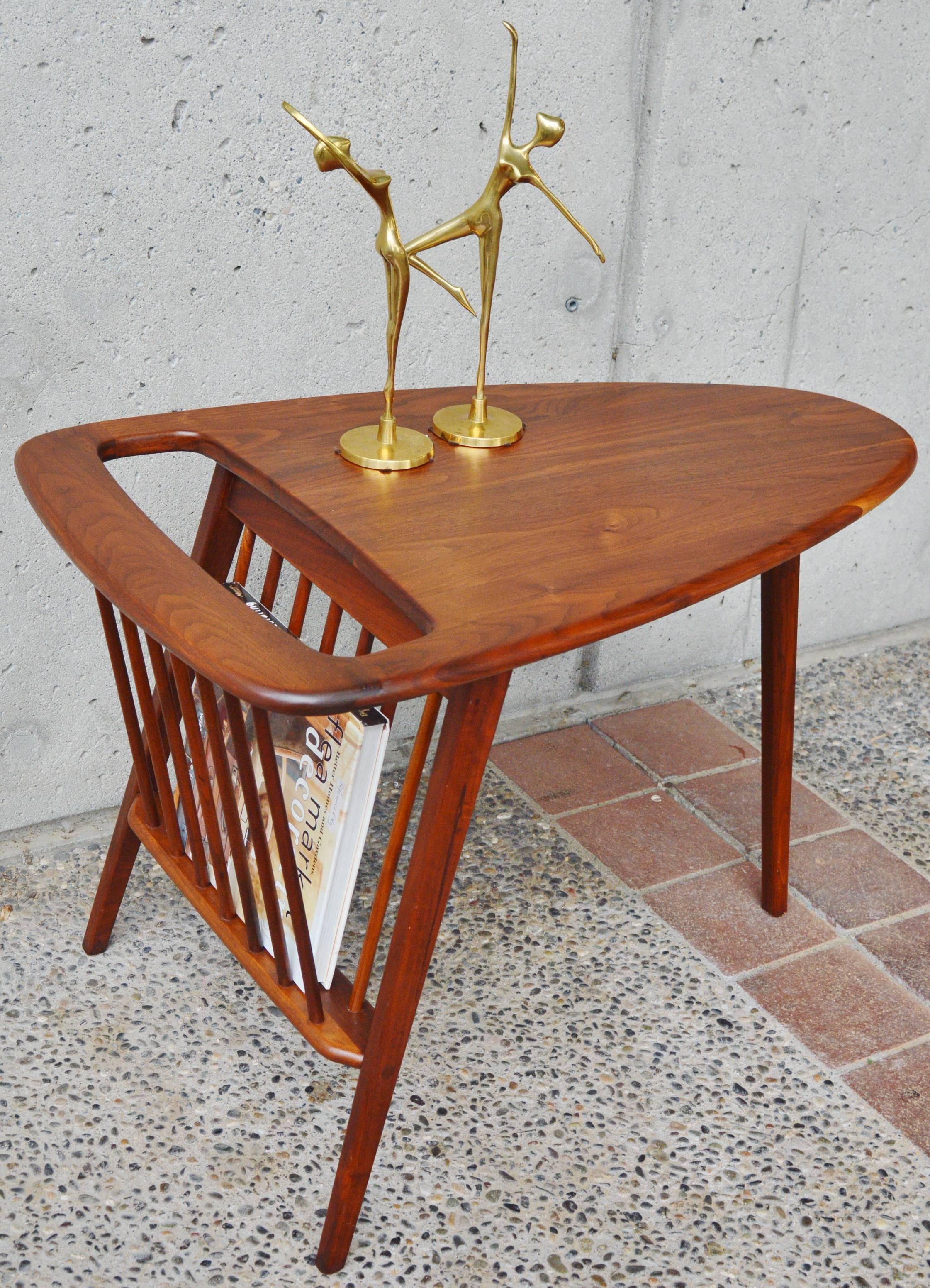 This super rare 1960s Mid-Century Modern top quality side table was designed by Arthur Umanoff for Washington Woodcraft in the 1950s. Made entirely of solid walnut with a rich wood tone, the playful guitar pick shaped tripod table has his iconic