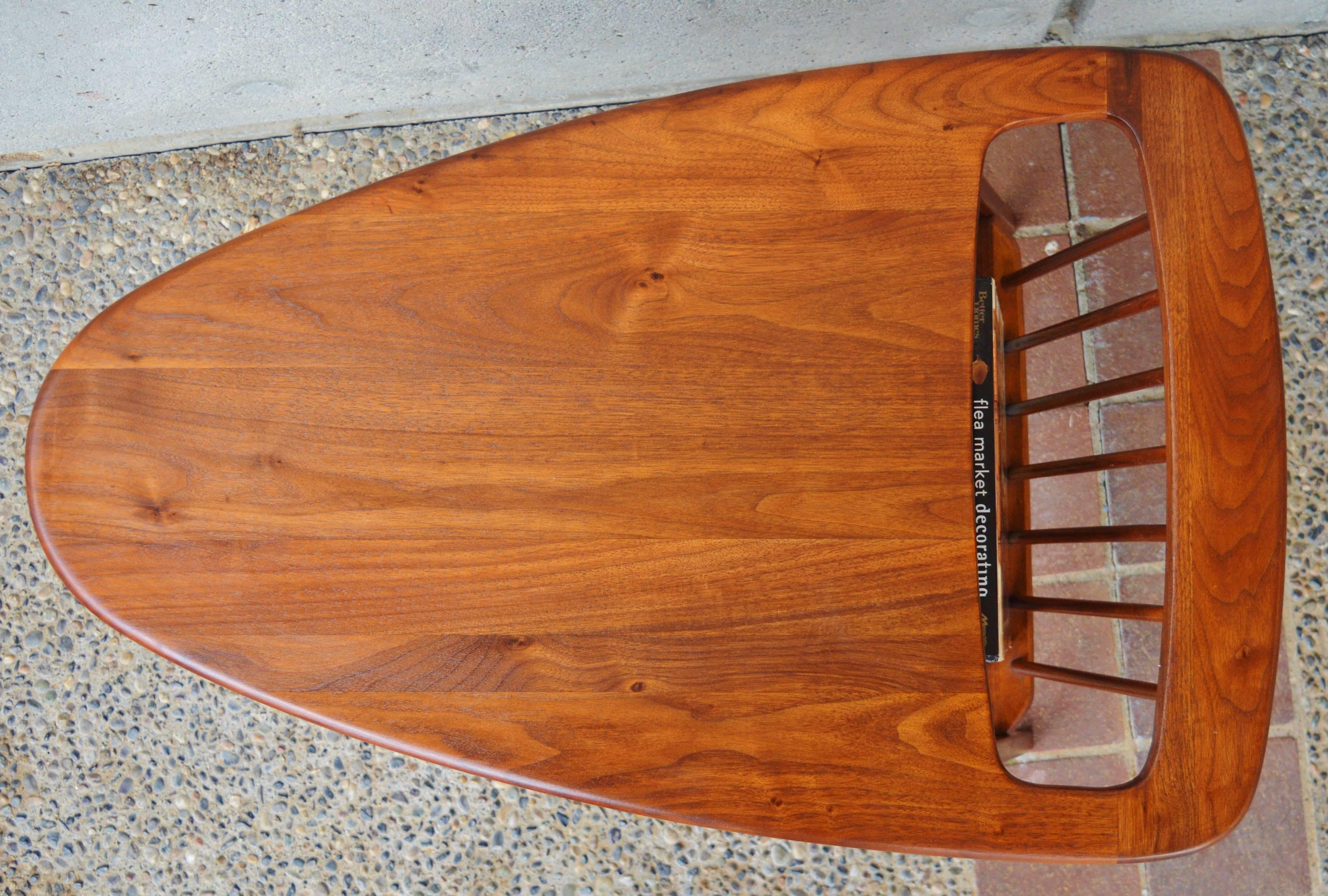 Arthur Umanoff Solid Walnut Guitare Pick Table with Magazine Rack In Excellent Condition In New Westminster, British Columbia