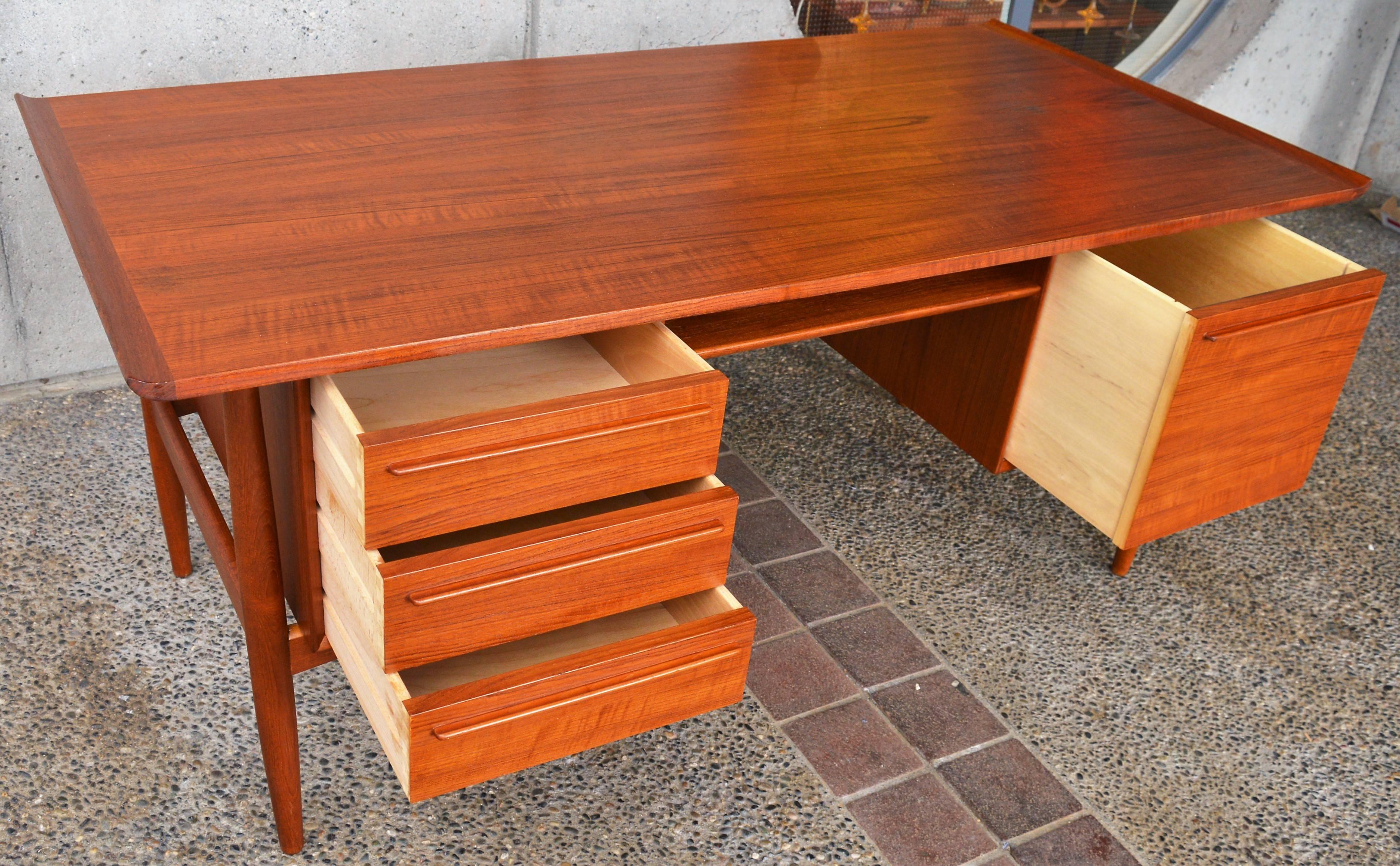 Arne Vodder Teak Executive Desk with Flared Ends and File Drawer for H.P. Hansen In Excellent Condition In New Westminster, British Columbia