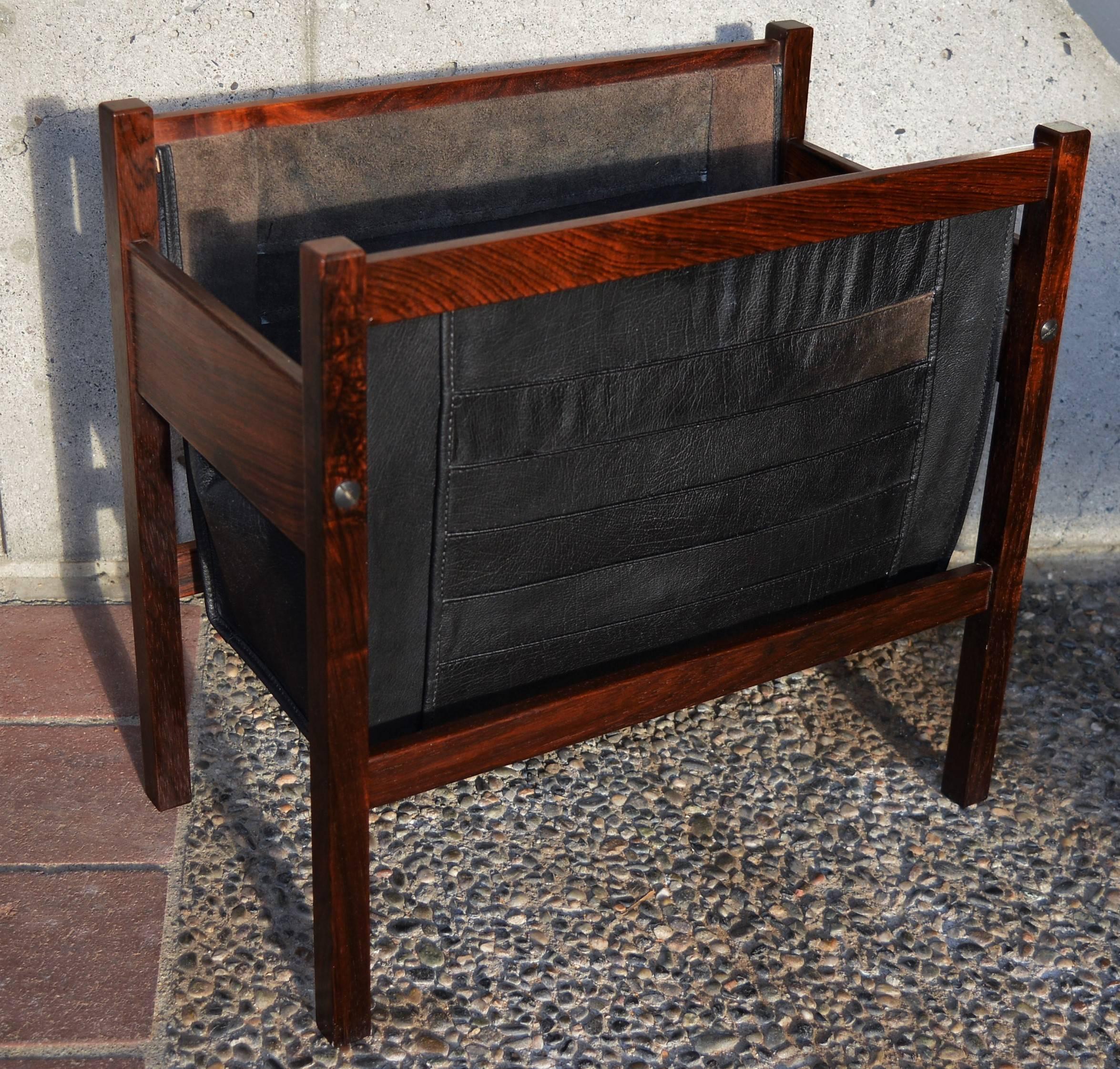This lovely quality Danish modern rosewood magazine rack has a gorgeous leather double magazine rack with vertically quilted detailing on one side and a rosewood and leather insert. In gorgeous condition and a real looker! The leather is beautiful