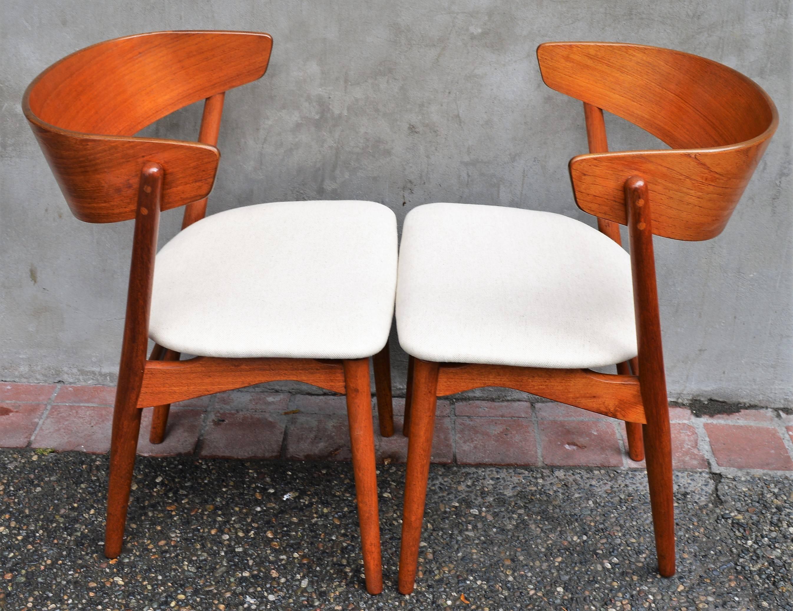 This stunning set of six Danish modern teak dining chairs by Helge Sibast have the most incredible lines! From the extreme curved backrests - which are amazingly comfortable - to the sculptural contouring on the side braces with the floating seats,