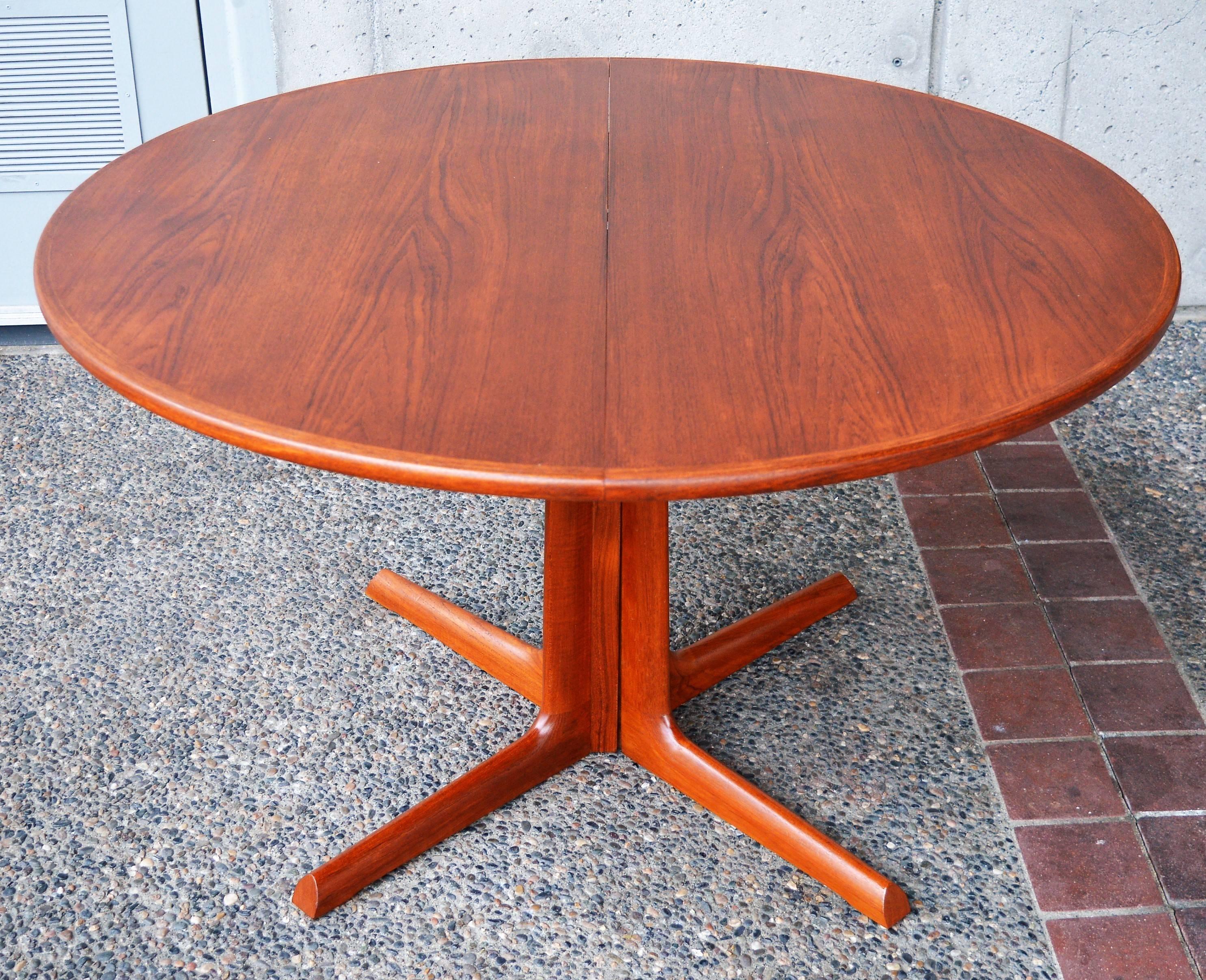 Danish No Moller for Gudme Teak Round Two-Leaf Dining Table with Pedestal Base In Excellent Condition In New Westminster, British Columbia