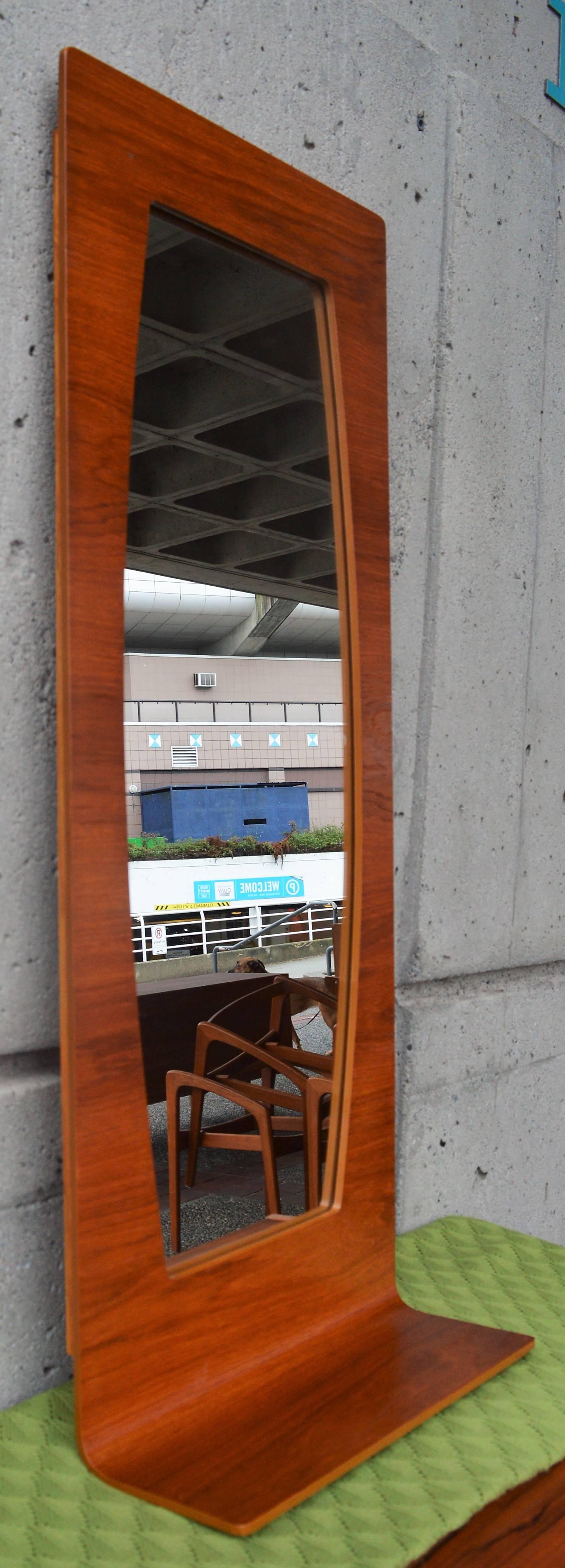 This gorgeous Danish Modern teak large entry mirror with shelf is dramatic with it's curved framing of the mirror, and the continuous single bentply form that curves forward to make the shelf. Nice slim profile so as not to take up too much room,