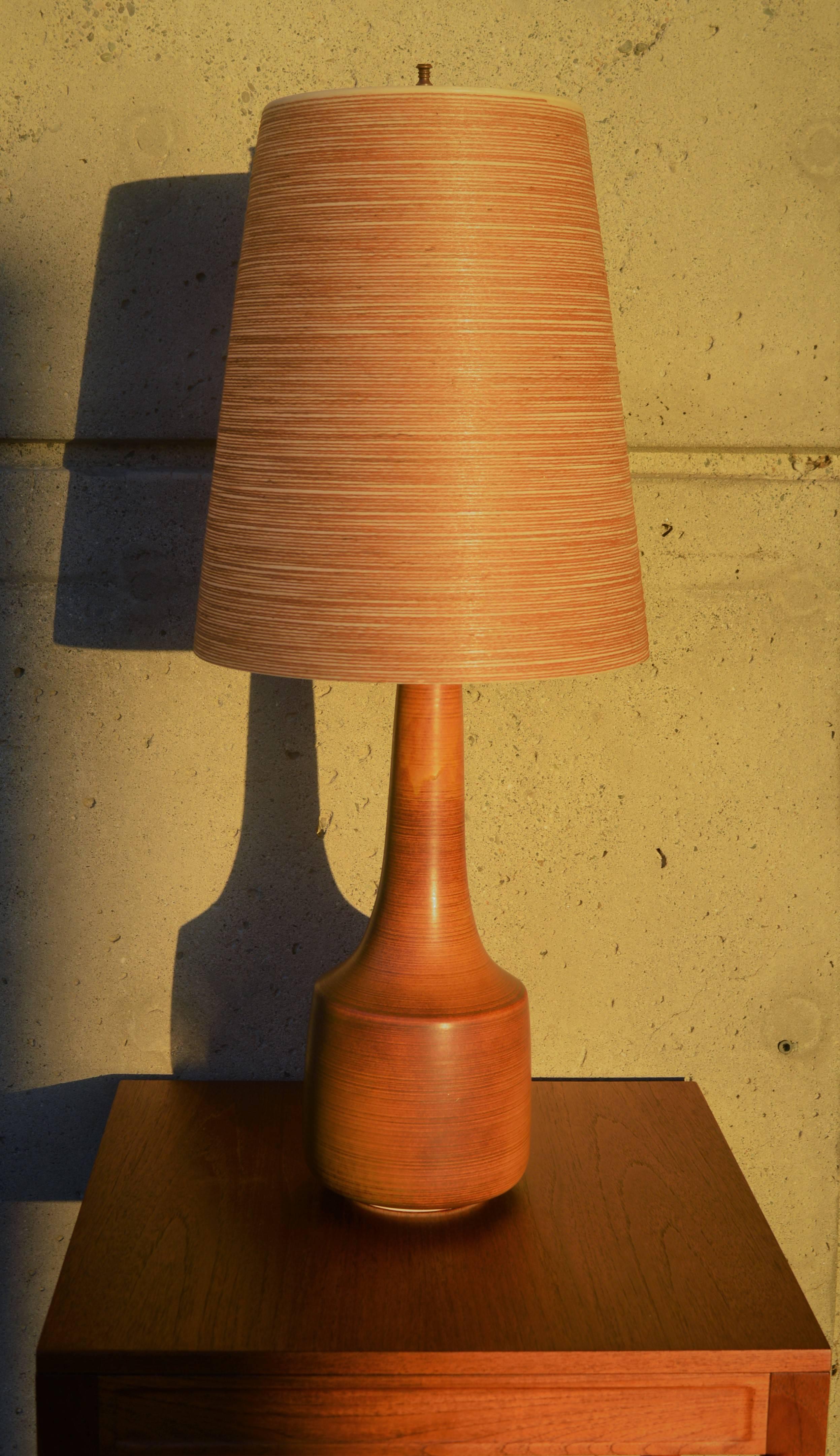 Mid-Century Modern Early Lotte & Gunnar Bostlund Caramel Ceramic Lamp with Fibreglass Shade For Sale