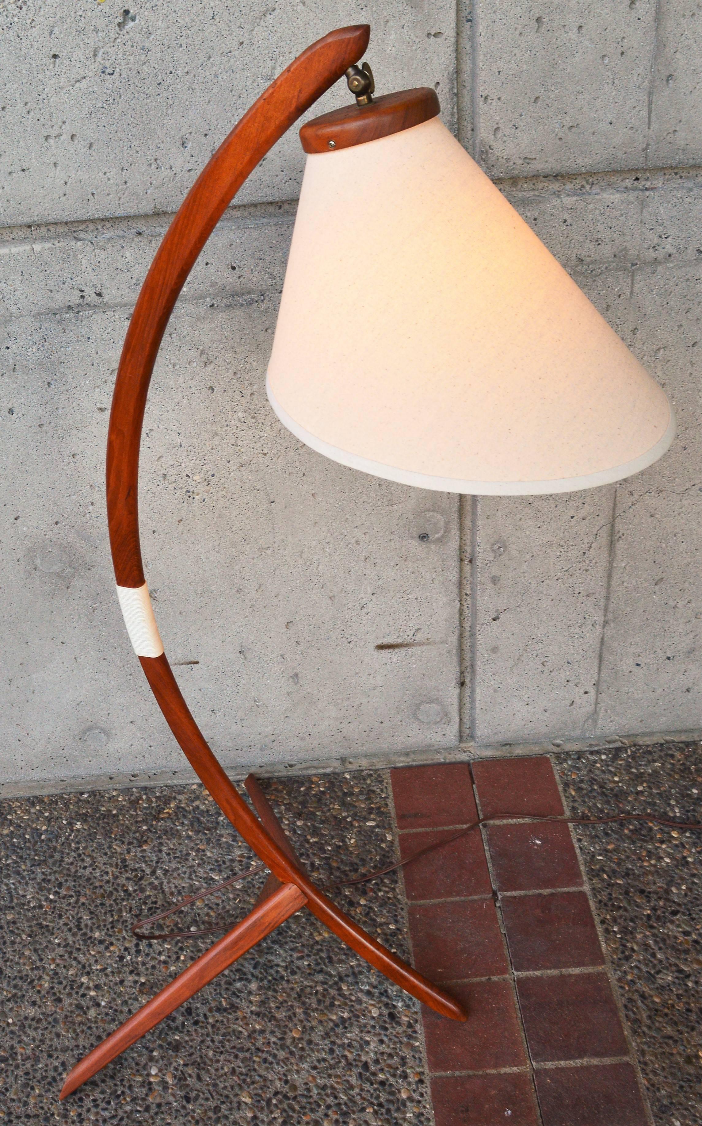 Lampadaire tripode en teck danois en forme d'arc ou d'étrier avec nouvel abat-jour en forme de bonnet, style Rispal 2