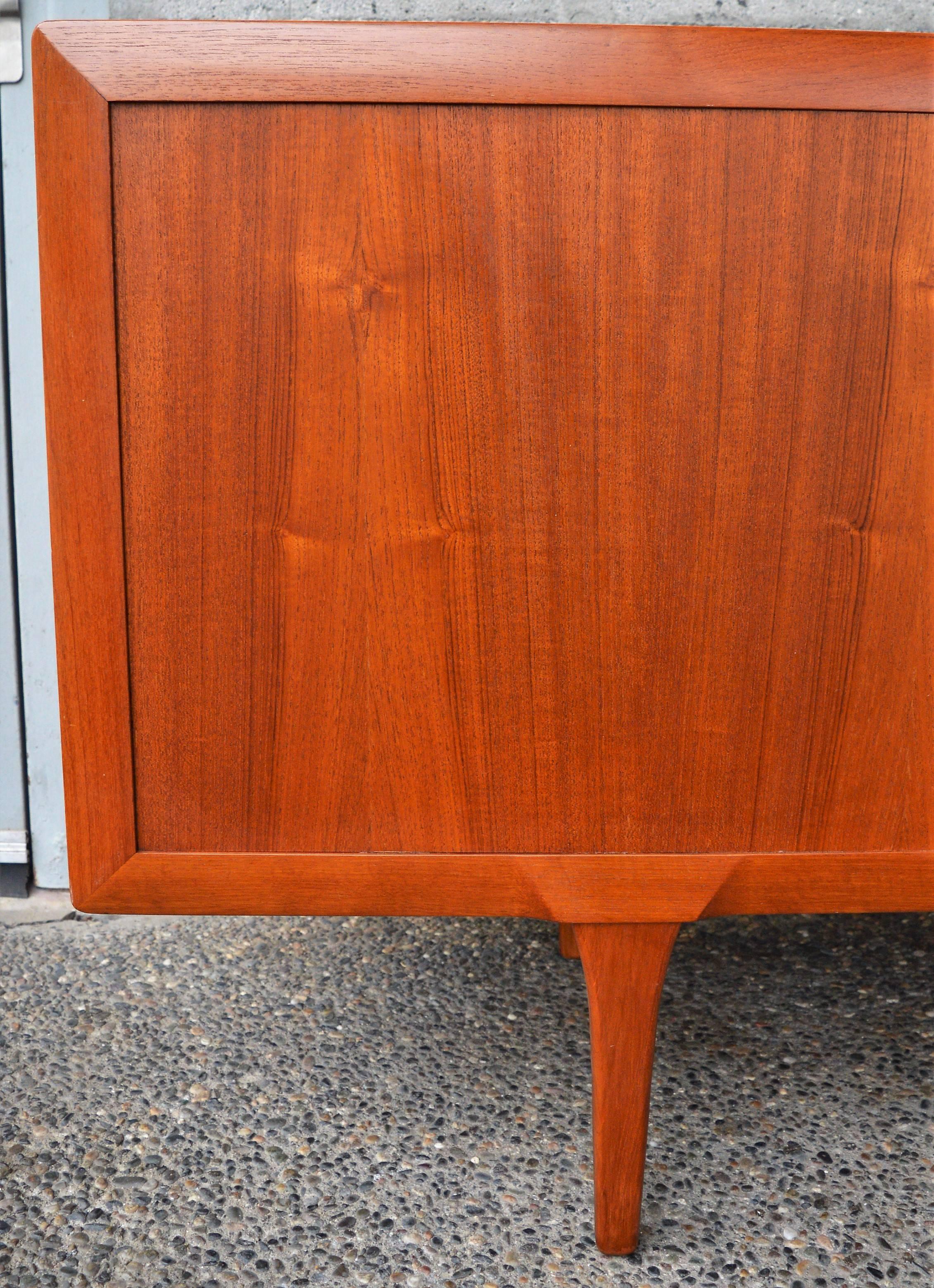 1950s Danish Teak Tambour Credenza by Ib Kofod-Larsen with Finished Back im Zustand „Hervorragend“ in New Westminster, British Columbia