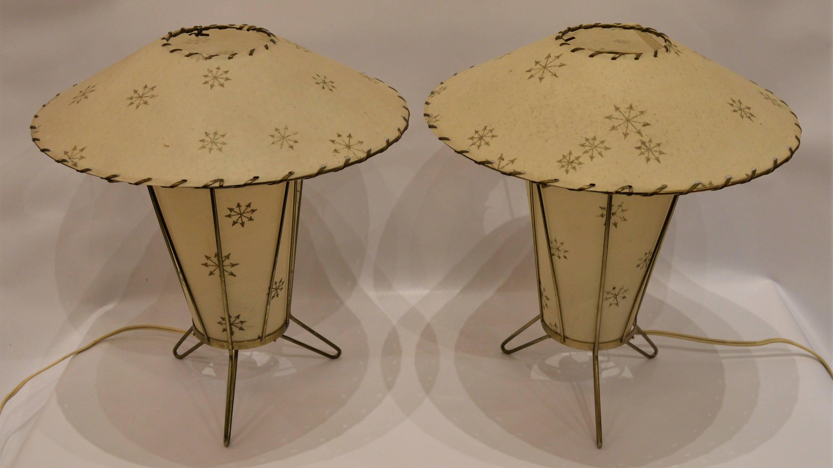 Pair 1950s Atomic Era Fiberglass and Brass Tripod Table Lamps In Excellent Condition In New Westminster, British Columbia