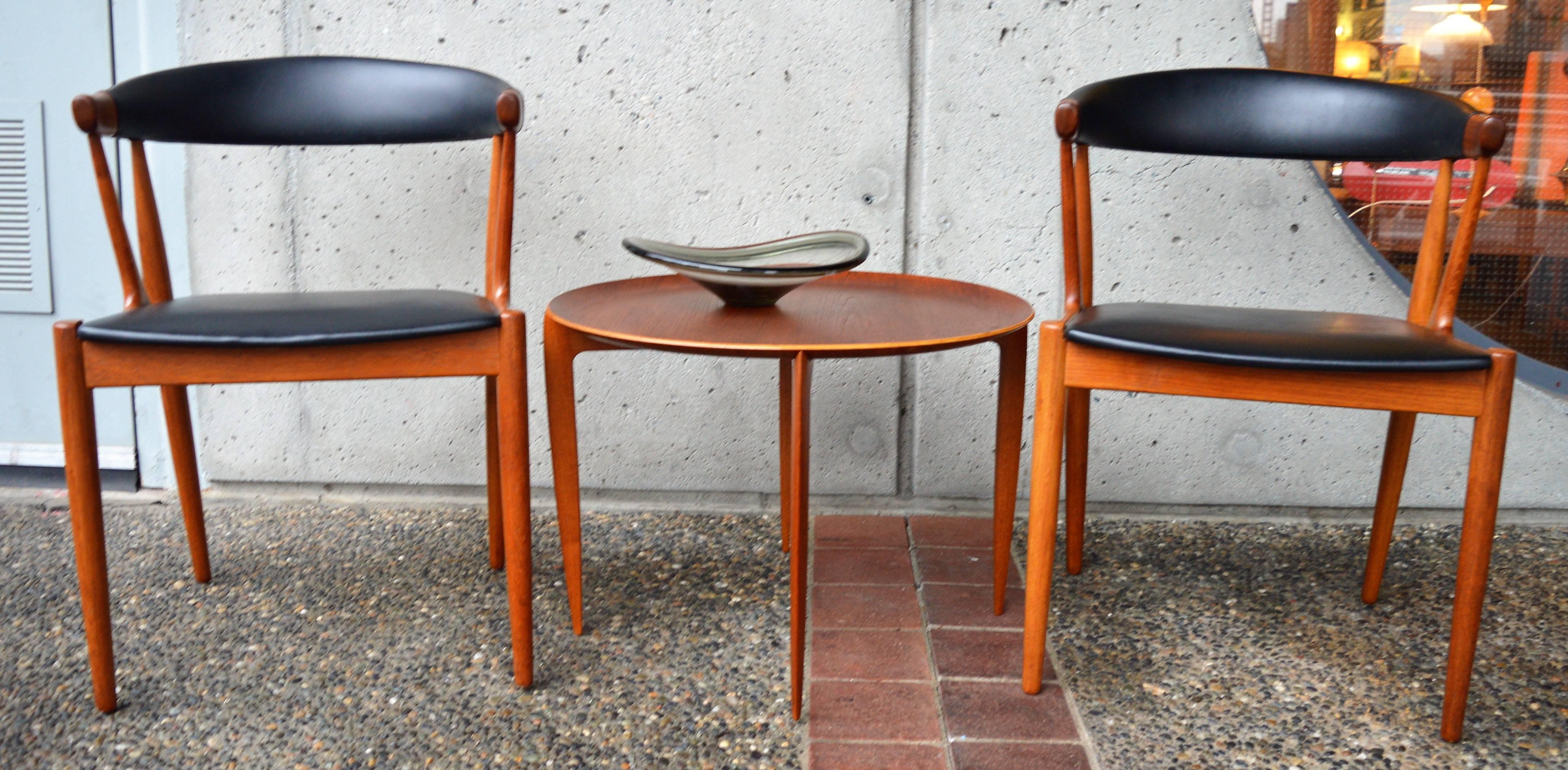 This gorgeous and iconic Danish modern teak side table was designed by H Engholm and Svend Aage Willumsen for Fritz Hansen in the 1960s. Featuring a sleek, tapering spider leg base that flares to hug the round tray top which is removable.