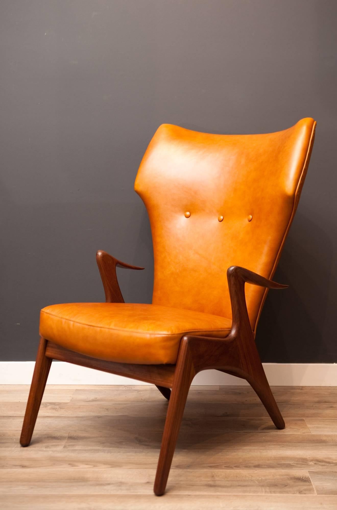 With an awesome modernist take on the traditional wing chair, this spectacular teak frame lounger by Danish design icon Kurt Ostervig is a gem! Check out the sultry wing-shaped arms, which appear to float from the frame and give the chair an
