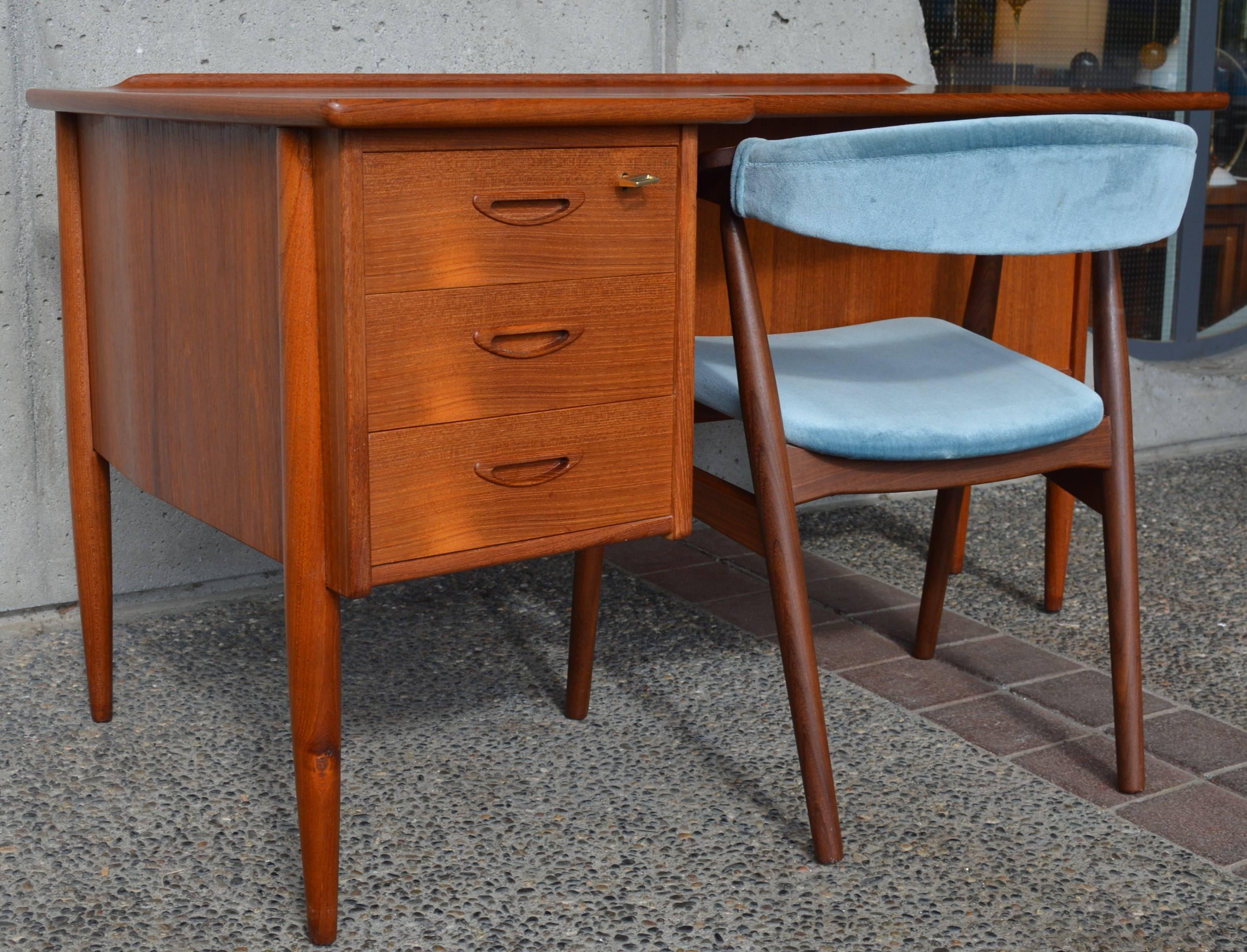 Mid-20th Century Teak Paisley Desk by Goran Strand for Lelangs, Back Display and Bar, Sweden