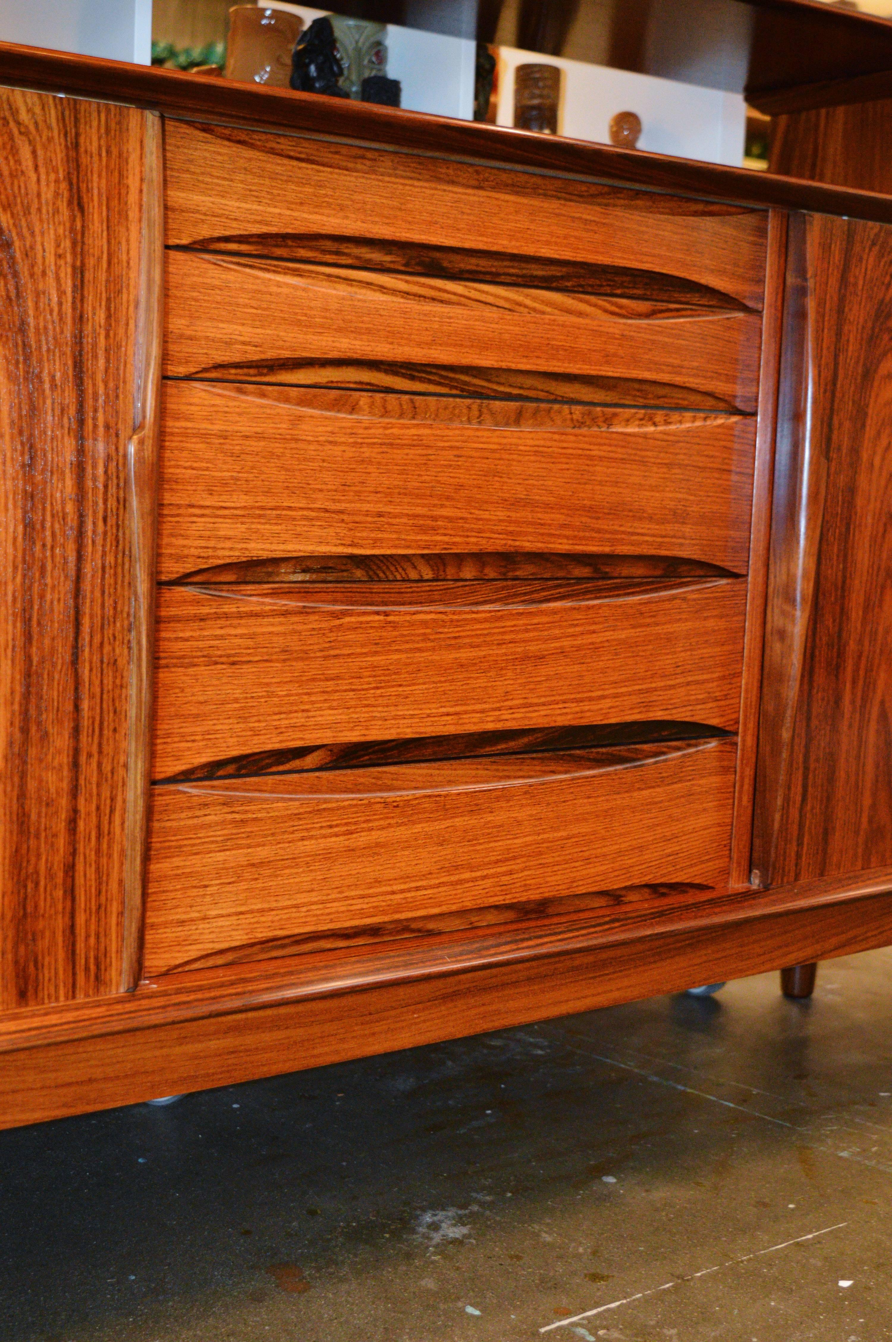 Scandinavian Modern Stunning Rosewood Buffet and Hutch in the style of Arne Vodder