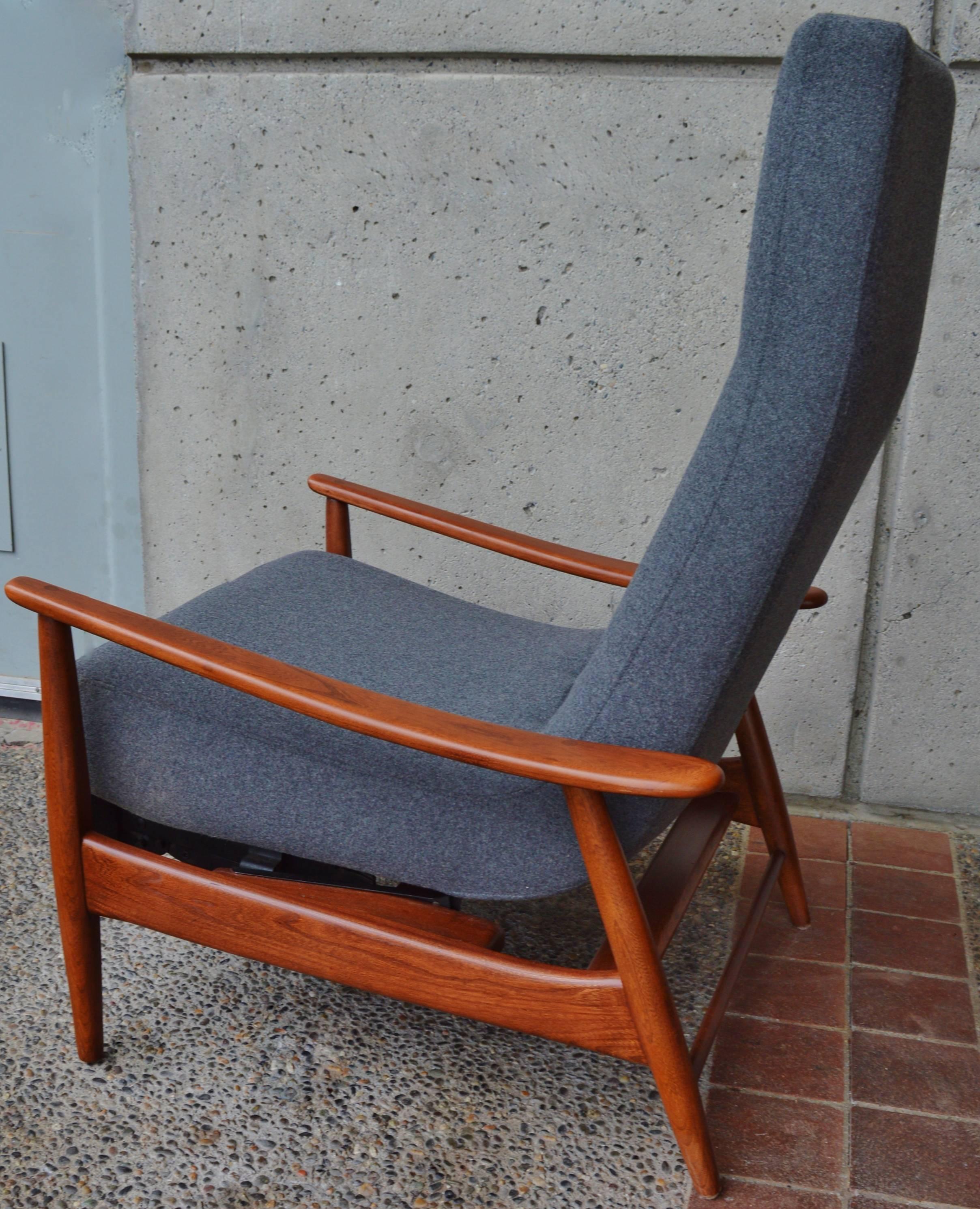 Danish Modern Walnut Gray Wool Lazy Boy Recliner In Excellent Condition In New Westminster, British Columbia