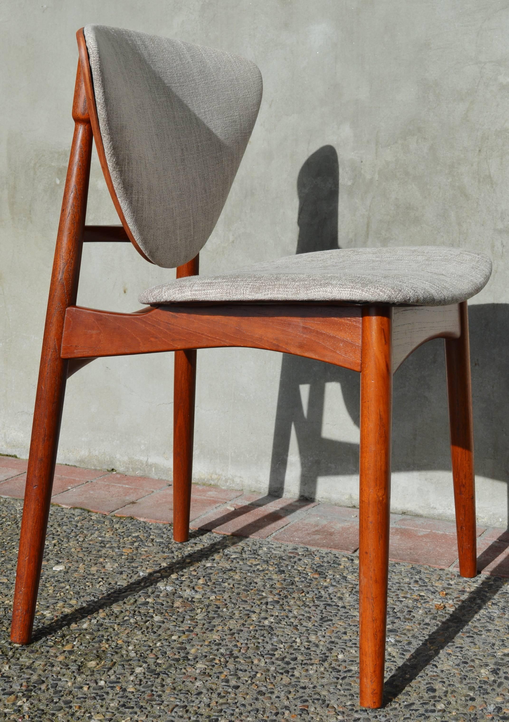 This totally hot Danish modern teak side or desk chair is just stunning and very much in the style of Arne Hovmand-Olsen! Note the triangulated backrest with upholstered front for ultimate comfort and wood back with splayed legs that are contoured