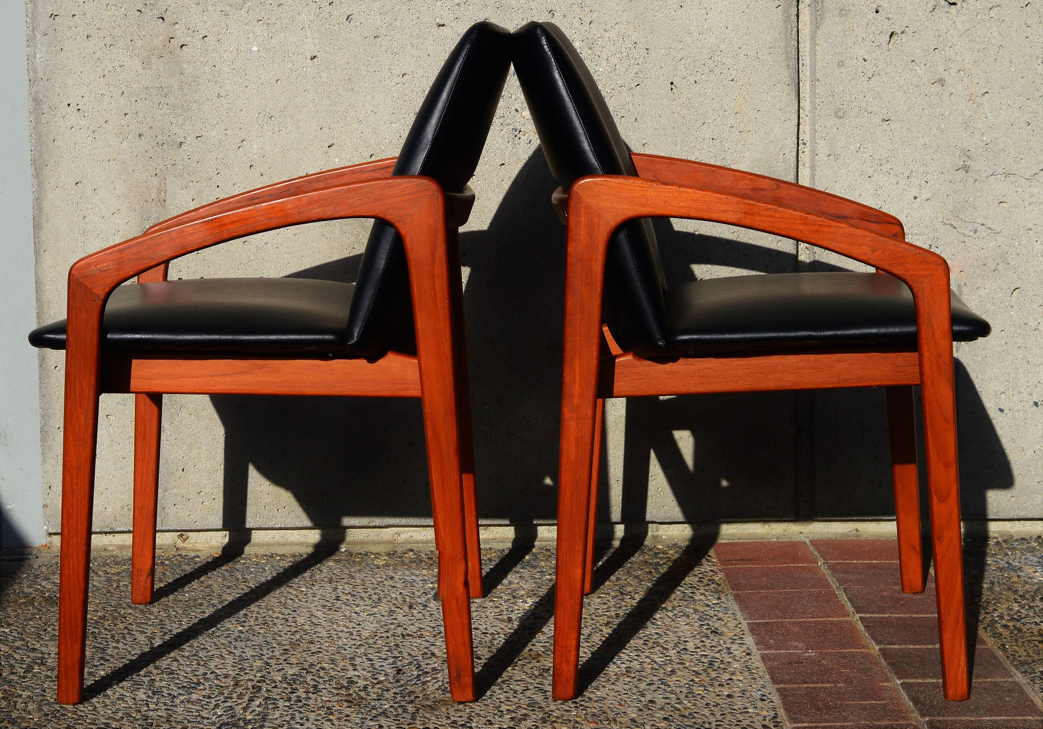 This fabulous pair of restored Danish Modern teak armchairs with floating seats were designed by Kai Kristiansen in the 1960s for Korup Stolefabrik and are the ideal head chairs / carvers to expand your dining chair set by using two different chairs